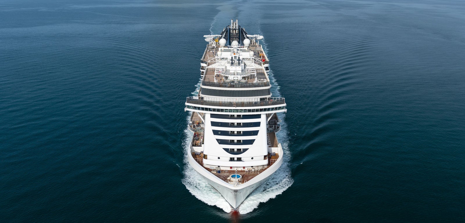 Fincantieri | Gruppo - Business - Prodotti - Navi da Crociera - MSC Seaview: Vista della nave MSC Seaview operativa in navigazione su mare aperto, scafo dal design moderno con ponti passeggeri multipli e servizi visibili sul ponte superiore.