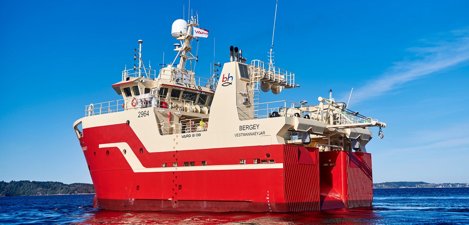 Prodotto - Peschereccio Bergey: Vista laterale della nave operativa su acque calme, scafo rosso e bianco con nome Bergey, scritte 2964 e bh visibili, sfondo marittimo con terra all’orizzonte.