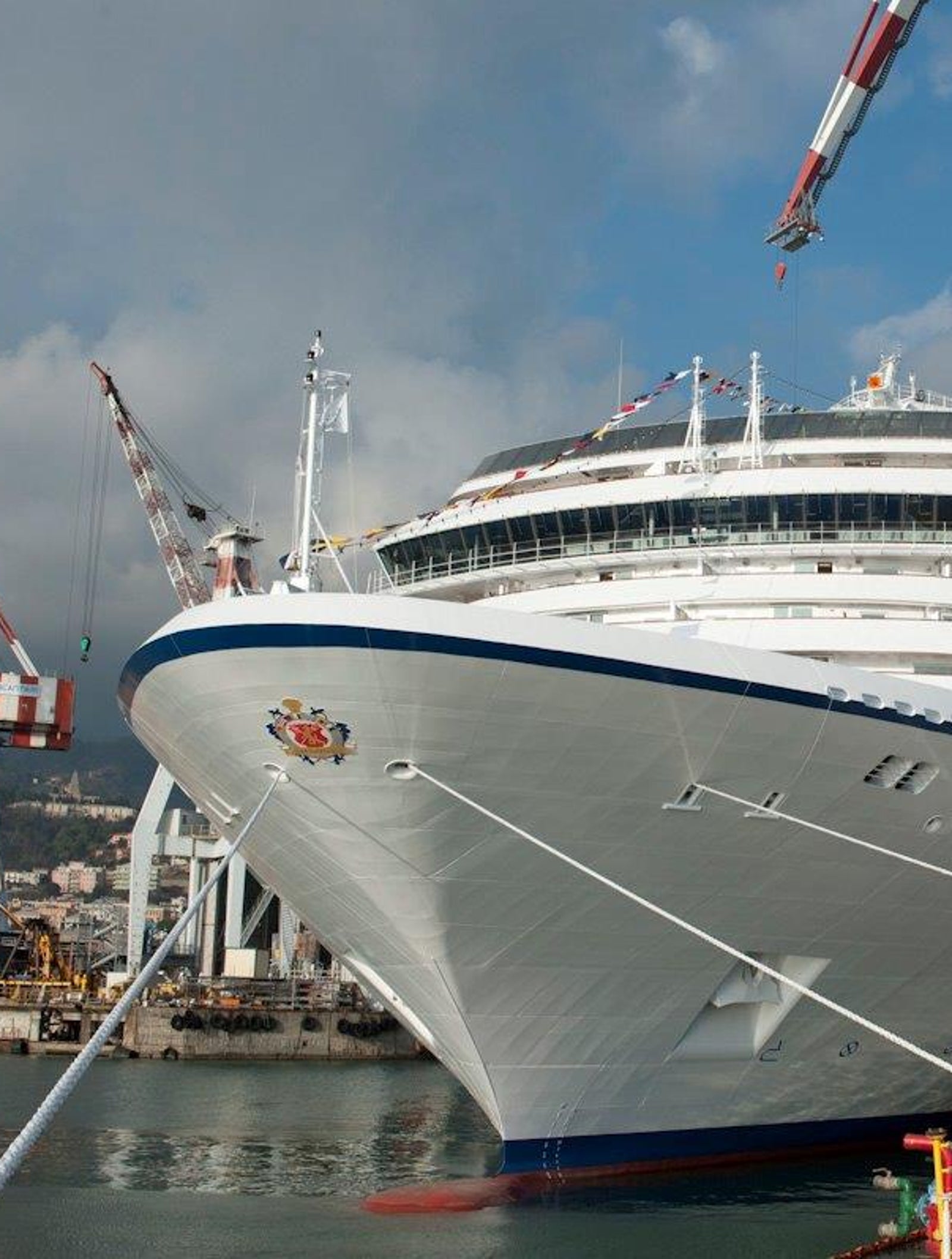  Fincantieri | Gruppo - Business - Prodotti - Navi da Crociera - Riviera: Vista aerea della nave Riviera consegnata nel 2012 presso il cantiere Genova Sestri, nave operativa con molteplici ponti e design moderno.