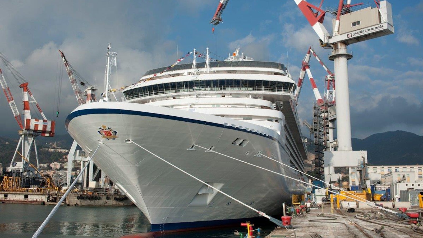  Fincantieri | Gruppo - Business - Prodotti - Navi da Crociera - Riviera: Vista aerea della nave Riviera consegnata nel 2012 presso il cantiere Genova Sestri, nave operativa con molteplici ponti e design moderno.