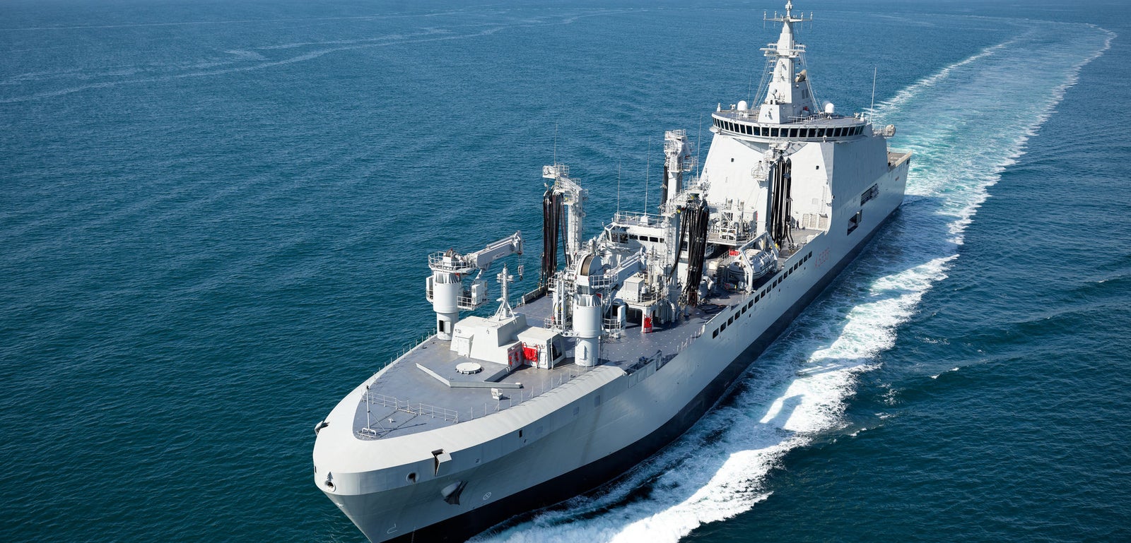  Fincantieri | Gruppo - Business - Prodotti - Navi Logistiche e di Rifornimento - Classe Vulcano: Vista dall'alto e laterale della nave Vulcano operativa in navigazione, ponte e coperta ben visibili.