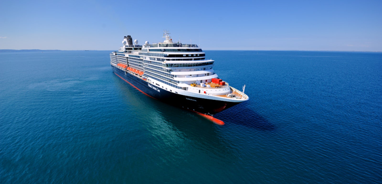 Fincantieri | Gruppo - Business - Prodotti - Navi da Crociera - Eurodam: Nave spaziosa operativa che naviga su acque calme e aperte sotto cielo azzurro sereno, più ponti, scialuppe di salvataggio, design elegante per esperienza di viaggio lussuosa, oceano che si estende all’infinito crea atmosfera tranquilla e rilassante.