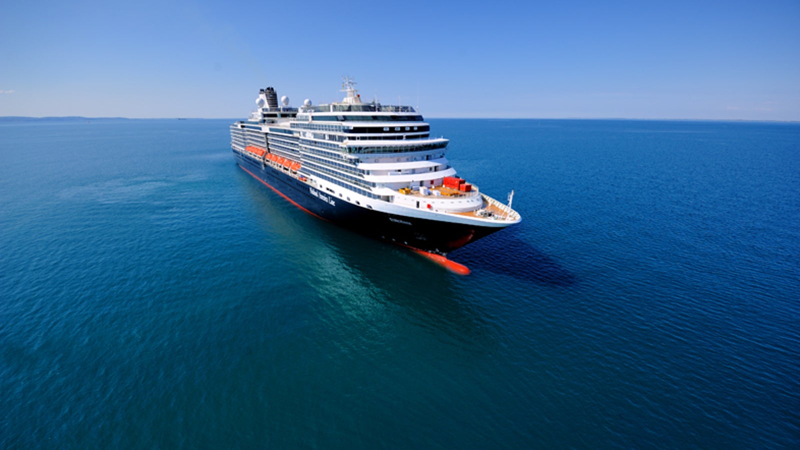 Fincantieri | Gruppo - Business - Prodotti - Navi da Crociera - Eurodam: Nave spaziosa operativa che naviga su acque calme e aperte sotto cielo azzurro sereno, più ponti, scialuppe di salvataggio, design elegante per esperienza di viaggio lussuosa, oceano che si estende all’infinito crea atmosfera tranquilla e rilassante.