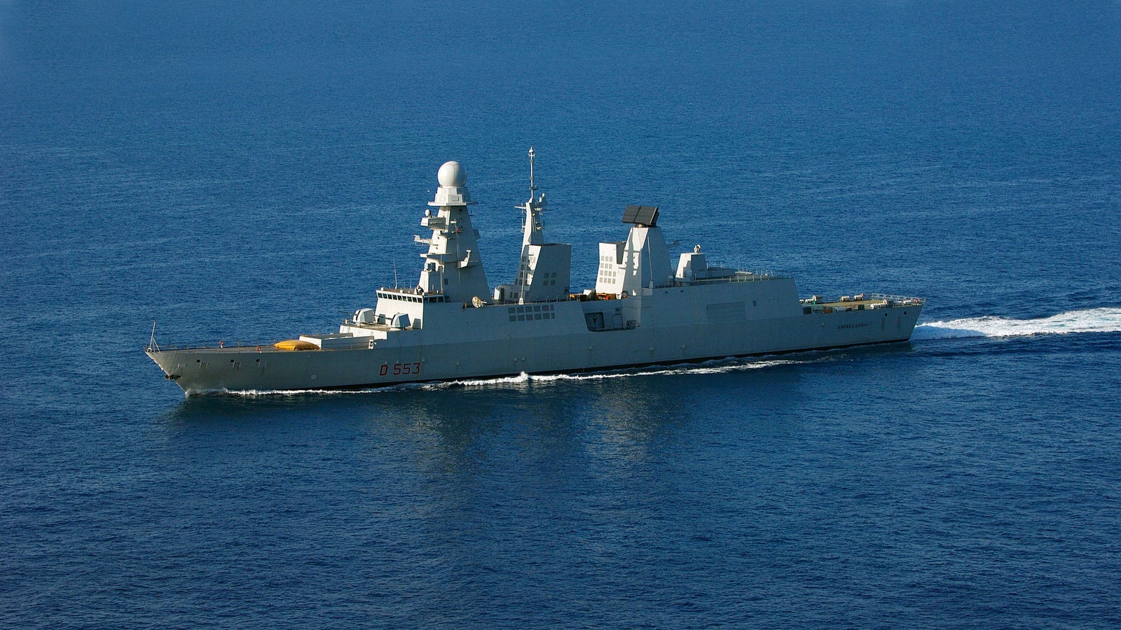 Fincantieri | Gruppo - Business - Prodotti - Navi per la difesa - Cacciatorpediniere - Classe Andrea Doria: Vista laterale della nave operativa in navigazione, scafo grigio, sistemi radar avanzati, numero D551 ben visibile sullo scafo.