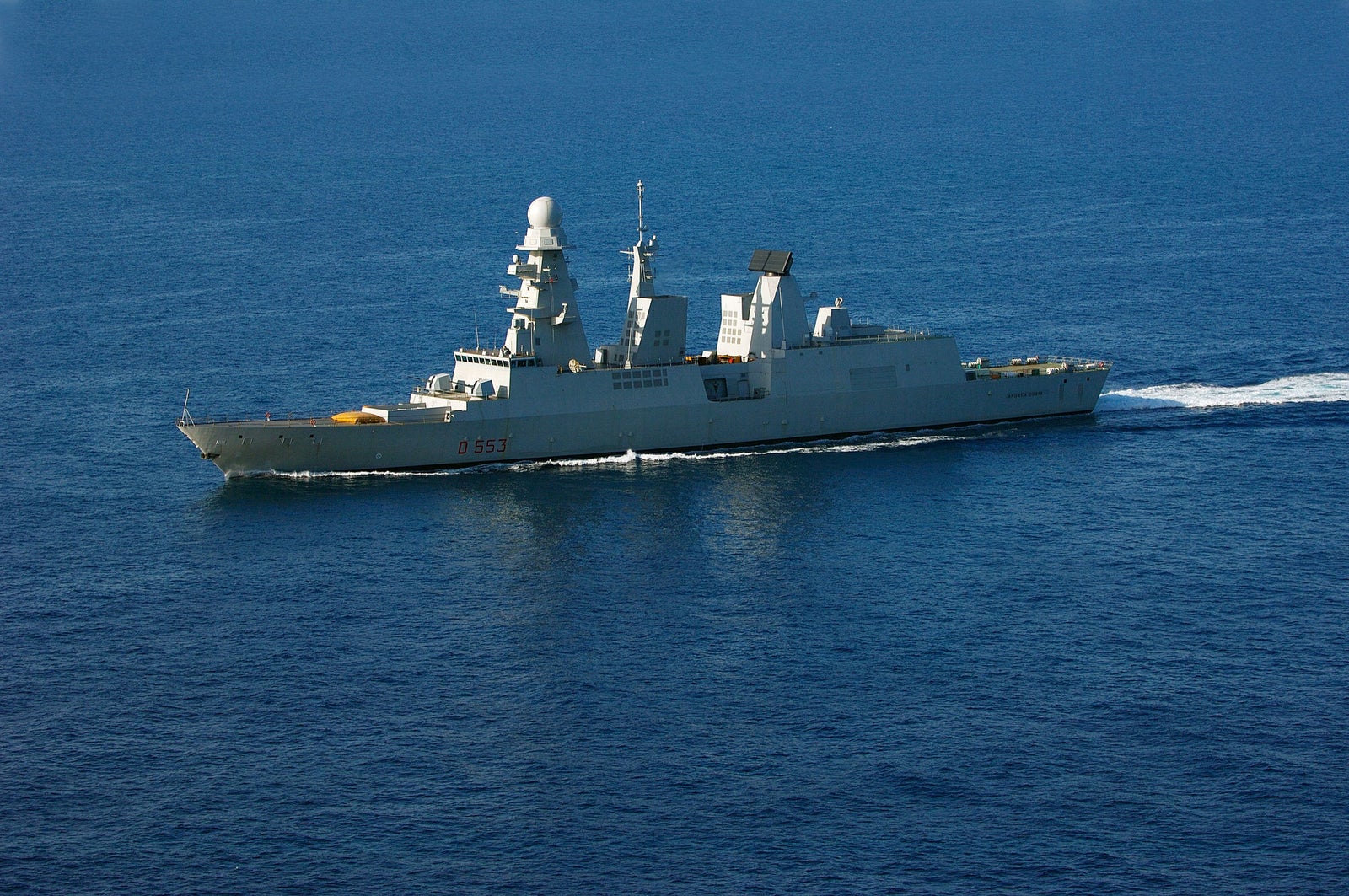 Prodotti - Navi per la Difesa Fincantieri - Cacciatorpediniere Classe Doria: Vista laterale della nave militare moderna con marcatura FCx40 visibile, architettura slanciata, radar avanzati, scafo grigio con carena rossa, design tattico per difesa marittima.