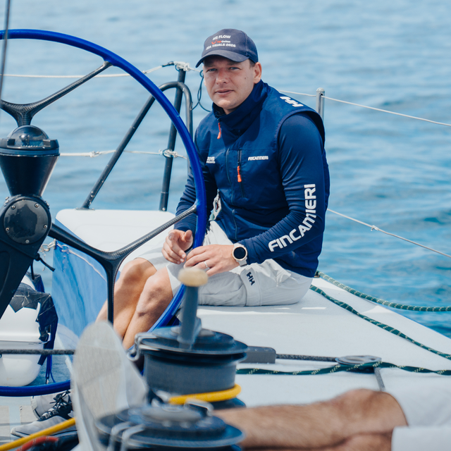 +1 MAINSAIL TRIMMER / HELMSMAN