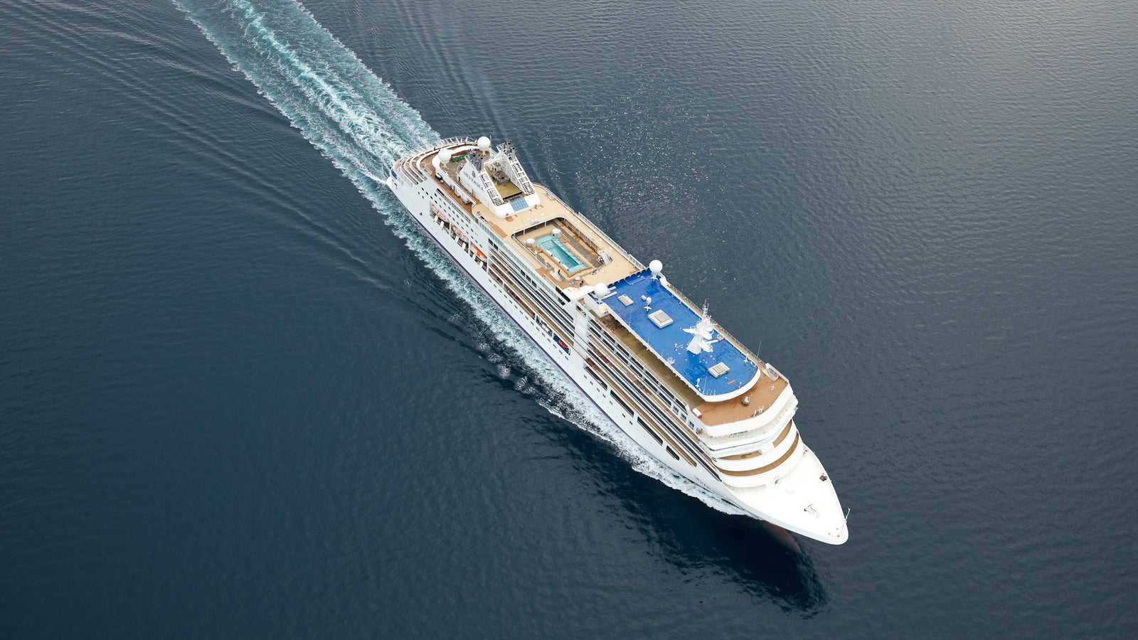Fincantieri | Gruppo - Business - Prodotti - Navi da Crociera - Silver Moon: Vista aerea della nave Silver Moon operativa in navigazione, scafo con ponti passeggeri su più livelli, aree relax e piscine visibili sul ponte scoperto.