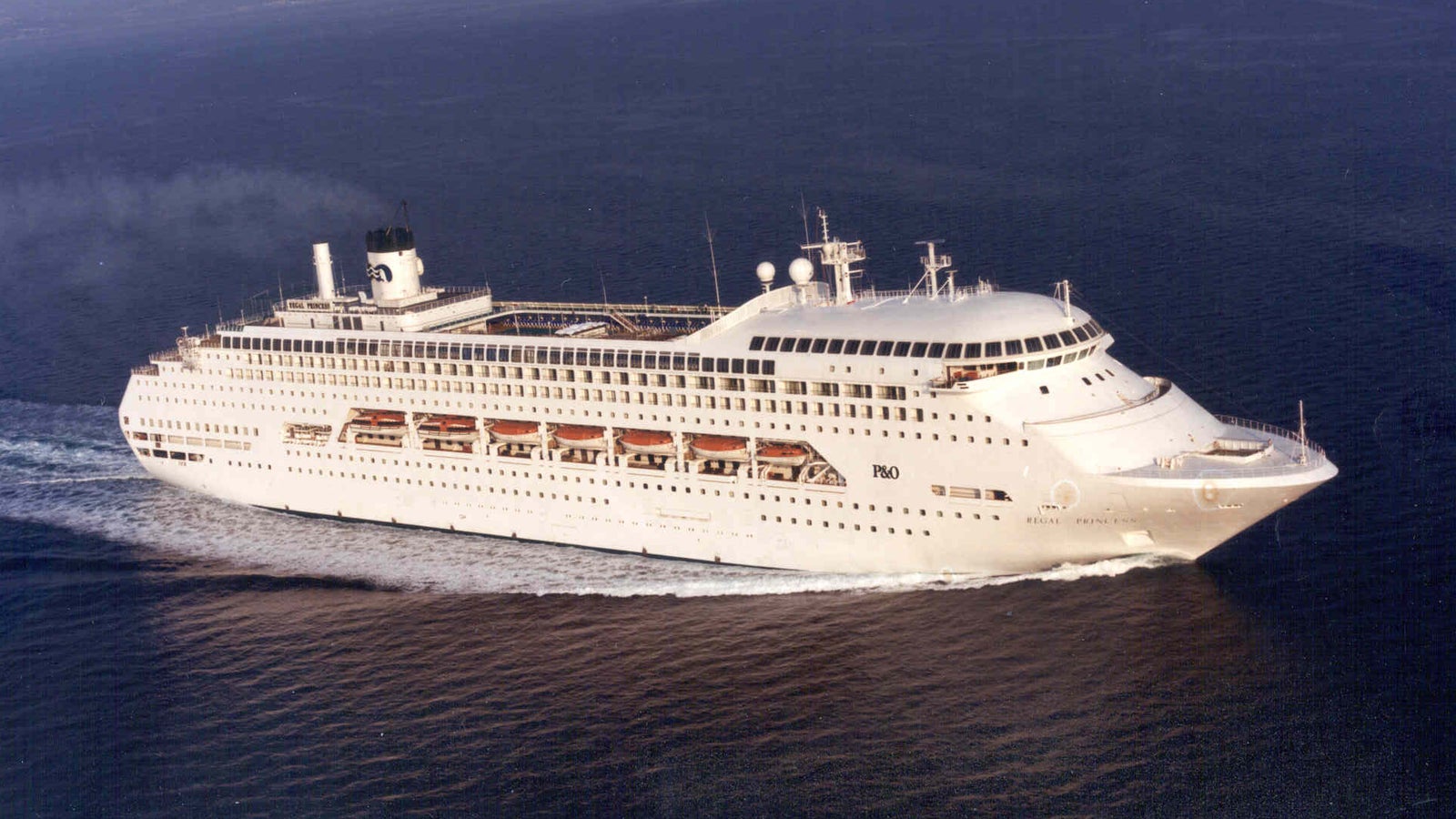 Fincantieri | Gruppo - Business - Prodotti - Navi da Crociera - Regal Princess: Vista laterale della nave Regal Princess operativa, scafo bianco spazioso, multipli ponti, design slanciato orientato al tempo libero.