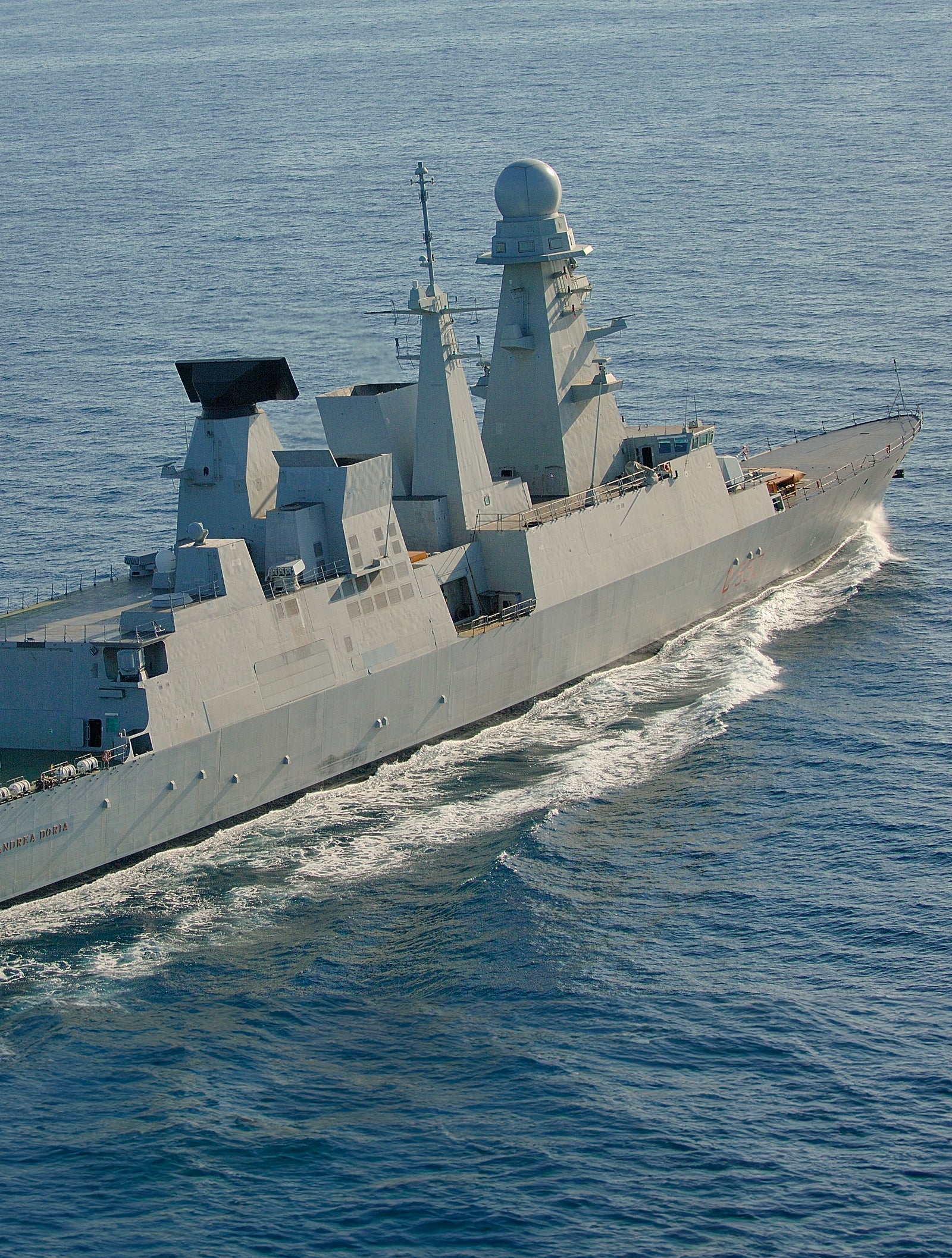 Fincantieri | Gruppo - Business - Prodotti - Navi per la difesa - Cacciatorpediniere - Classe Andrea Doria: Vista laterale della nave operativa in navigazione, scafo grigio, sistemi radar avanzati, numero D 553 ben visibile.