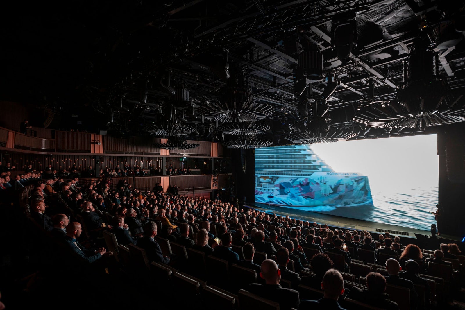 Newsroom - Press releases - 2026 - Fincantieri Group: Fincantieri delivers Norwegian Luna in Marghera: Large audience attends Norwegian Luna delivery ceremony with ship projection on wide theater stage.