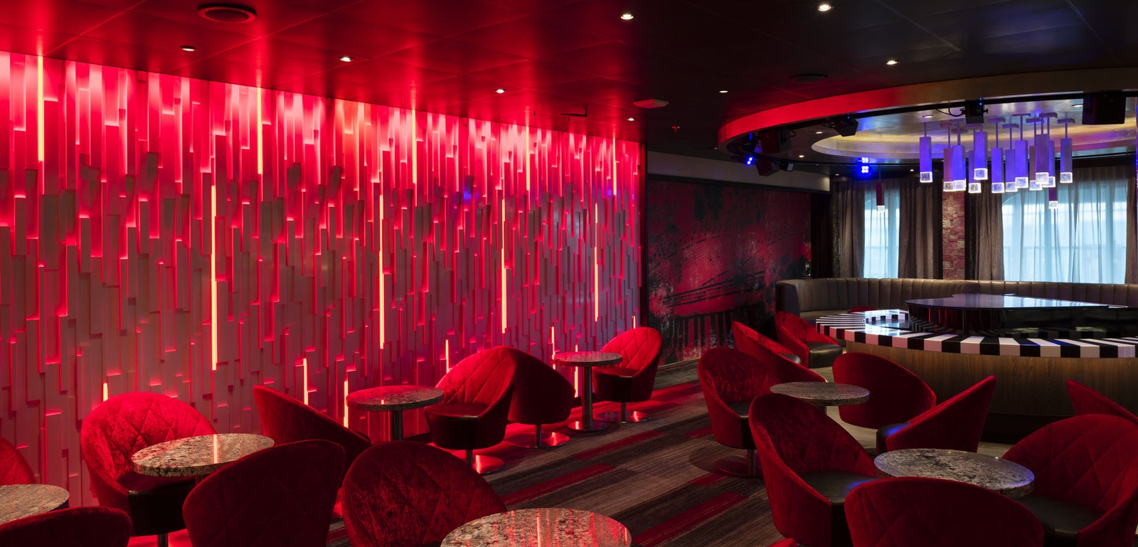 Fincantieri | Gruppo - Business - Prodotti - Navi da Crociera - Carnival Panorama: Sala da pranzo di lusso sulla nave operativa con illuminazione calda, poltrone coordinate, ampia finestra panoramica, spazio ampio ed elegante, dettagli di design che riflettono comfort e attenzione agli ospiti.