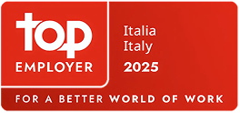 Fincantieri | Gruppo - Sostenibilità - Cultura responsabile - Rating e premi: Badge certificazione rosso con testo ‘Top Employer’, paese ‘Italia Italy’ e anno ‘2025’, caratteri bianchi; payoff ‘For a better world of work’ in fondo, focus su missione aziendale.