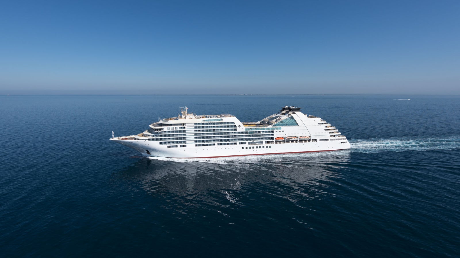  Fincantieri | Gruppo - Business - Prodotti - Navi da Crociera - Seabourn Encore: Vista della nave ultra-luxury Seabourn Encore operativa in navigazione, scafo bianco con design moderno, ponti passeggeri multipli e suite con veranda.
