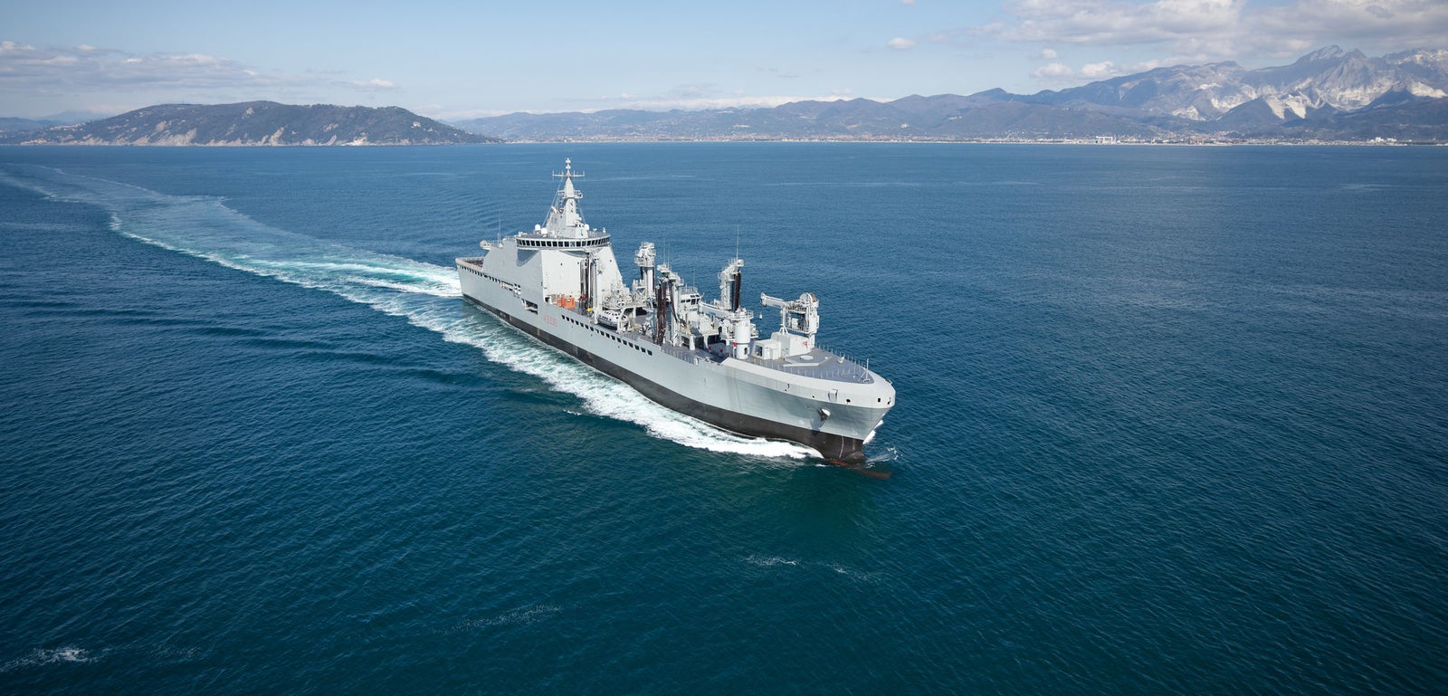 Fincantieri | Gruppo - Business - Prodotti - Navi Logistiche e di Rifornimento - Classe Vulcano: Vista aerea della nave di supporto logistico Vulcano, varata nel 2018 presso il cantiere di Muggiano.