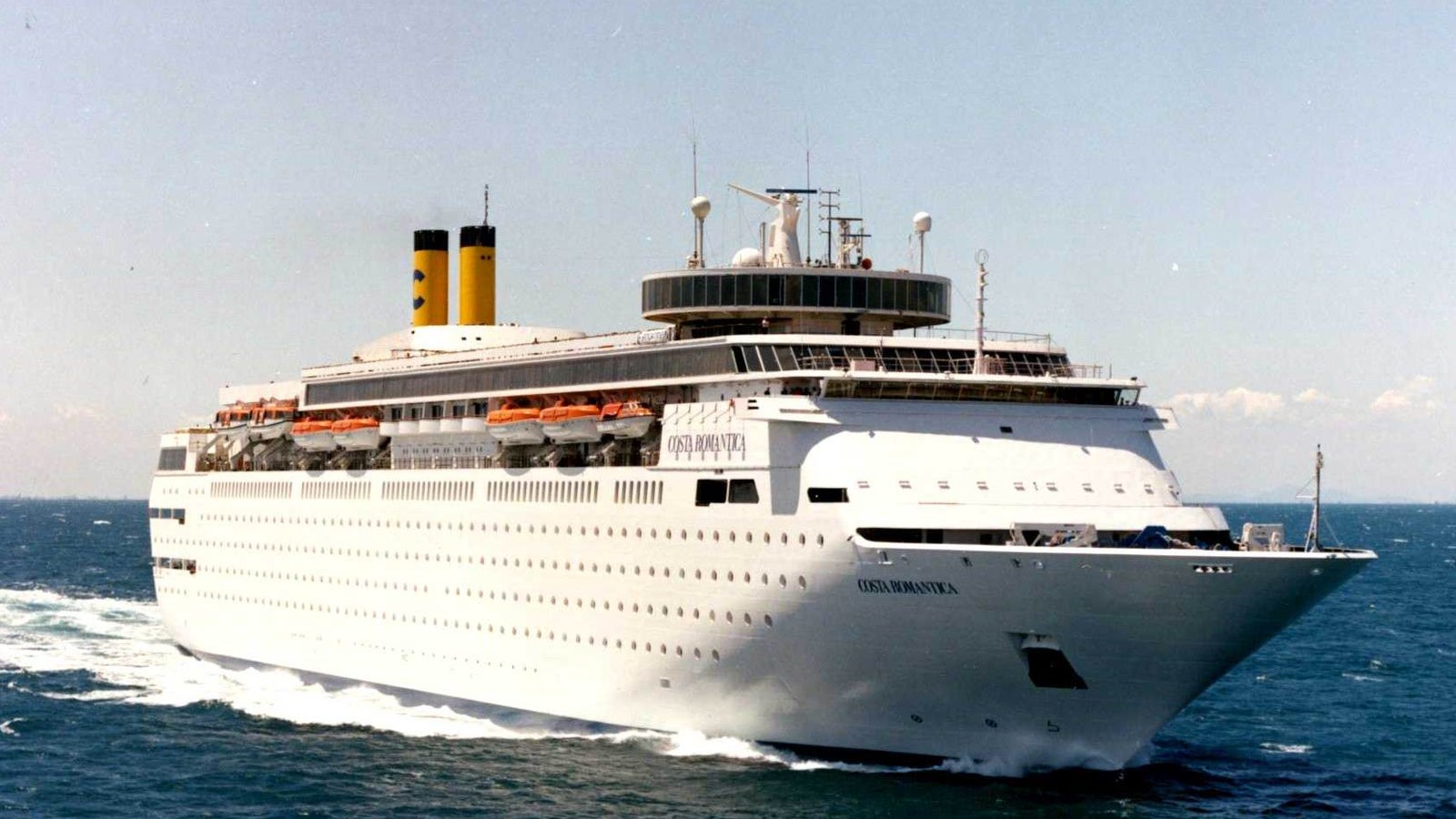 Fincantieri | Gruppo - Business - Prodotti - Navi da Crociera - Costa Romantica: Vista laterale della nave Costa Romantica operativa in navigazione, scafo bianco, scialuppe visibili, doppio fumaiolo giallo
