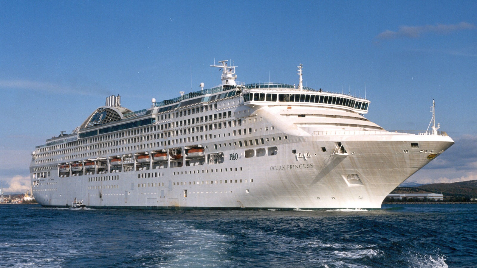 Fincantieri | Gruppo - Business - Prodotti - Navi da Crociera - Sea Princess: Vista laterale della nave Sea Princess operativa in navigazione, scafo bianco slanciato, multipli ponti, grandi finestre, nome Sea Princess visibile.