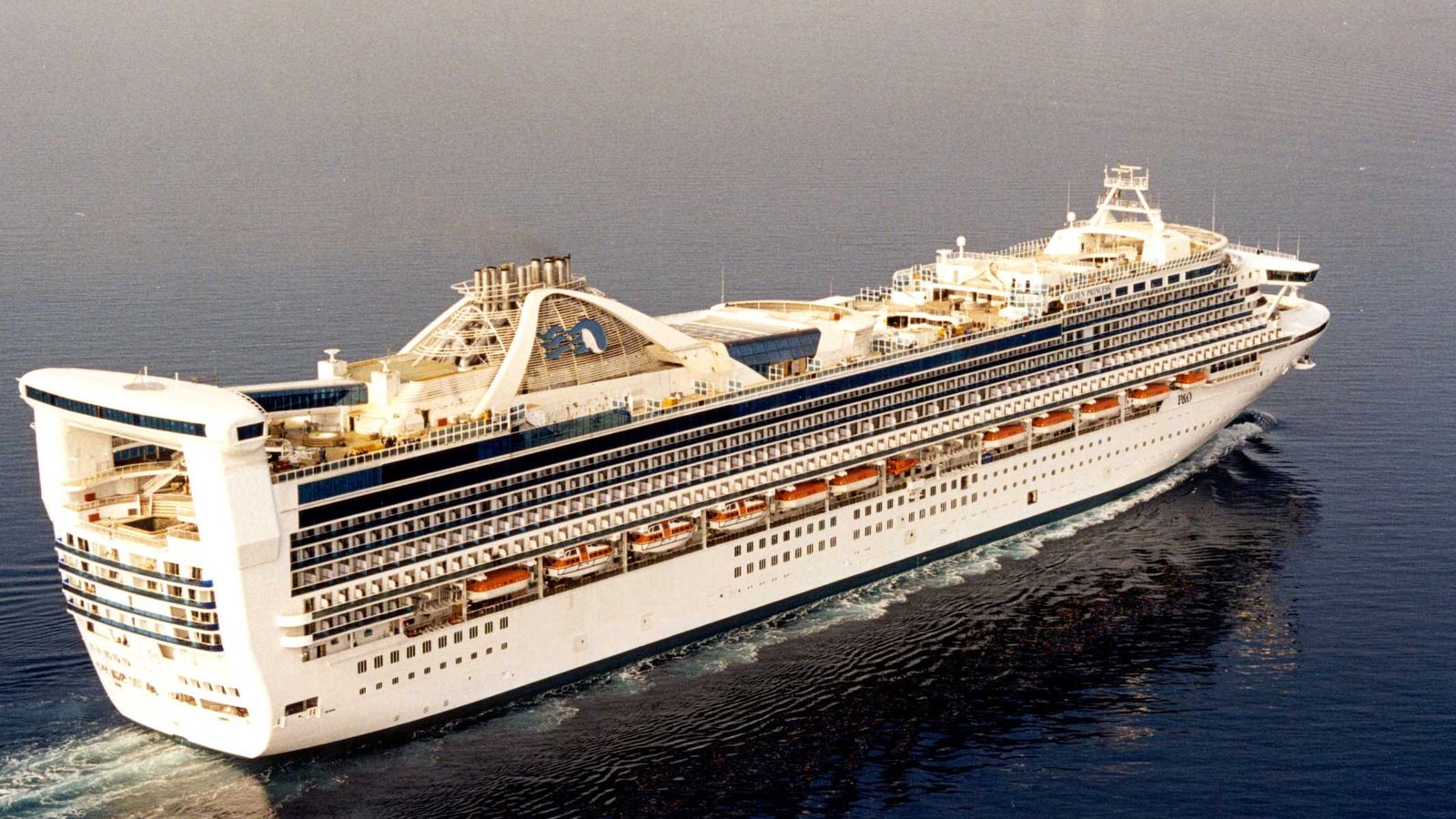  Fincantieri | Gruppo - Business - Prodotti - Navi da Crociera - Golden Princess: Vista laterale della nave Golden Princess operativa, multipli ponti, ampi balconi, scafo bianco distintivo, 