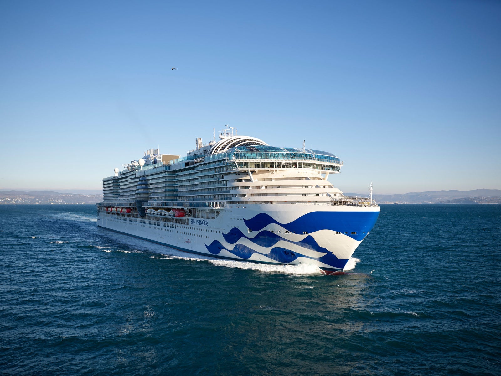 Newsroom - Comunicati stampa - 2025 - Gruppo Fincantieri: Fincantieri: consegnata la Star Princess a Monfalcone: Nave da crociera "Star Princess" in navigazione in mare aperto, design della prua con livrea blu e bianca ben visibile, consegna avvenuta a Monfalcone.