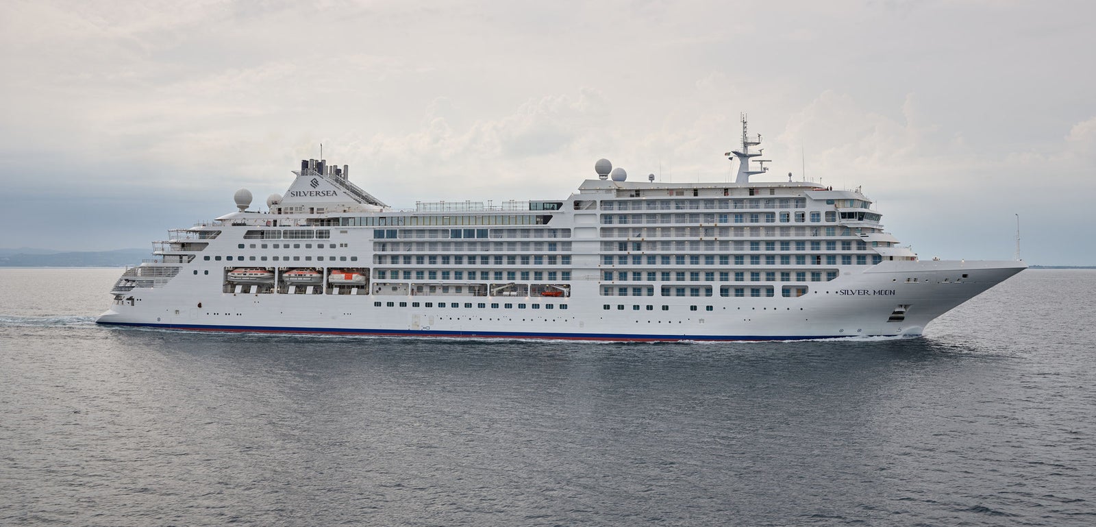  Fincantieri | Gruppo - Business - Prodotti - Navi da Crociera - Silver Moon: Vista laterale della nave Silver Moon operativa in navigazione, scafo bianco con ponti passeggeri su più livelli e finestrature visibili.