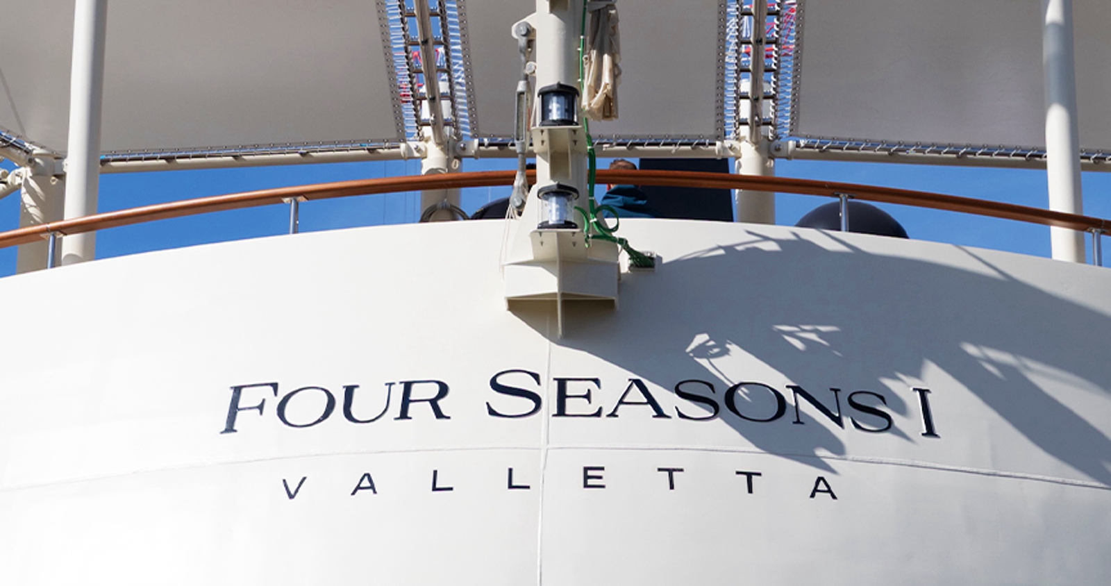 Newsroom - Comunicati stampa - 2026 - Fincantieri consegna "Four Seasons I: la prima navis sapiens del gruppo": Prua della nave da crociera Four Seasons I, testo visibile 'Four Seasons I' e 'Valletta', scafo bianco, attrezzature sul ponte sopra, cielo blu limpido.