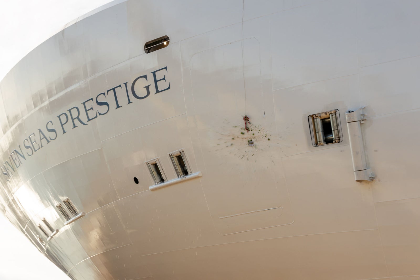 newsroom - press releases - 2025 - fincantieri group: fincantieri seven seas prestige launched in marghera: close-up of the bow of the "seven seas prestige" cruise ship during launch, with the bottle breaking mark visible on the hull.