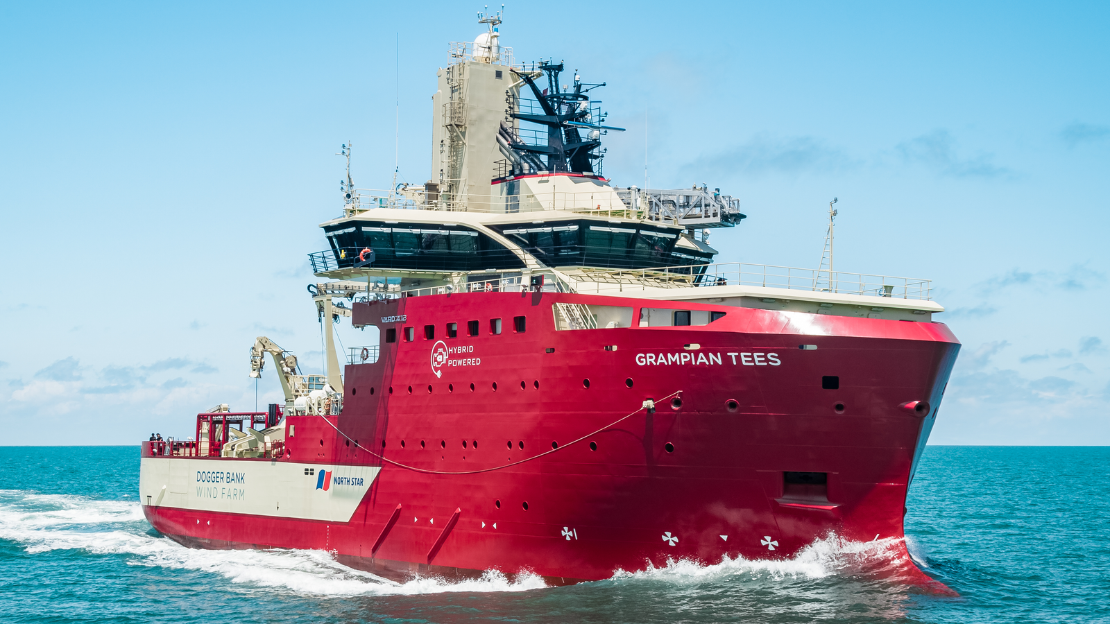 Prodotto - Offshore Support Vessel Grampian Tees: Vista laterale della nave operativa in navigazione, scafo rosso, equipaggiamenti industriali sul ponte, nome Grampian Tees e dettagli operativi visibili, design robusto.