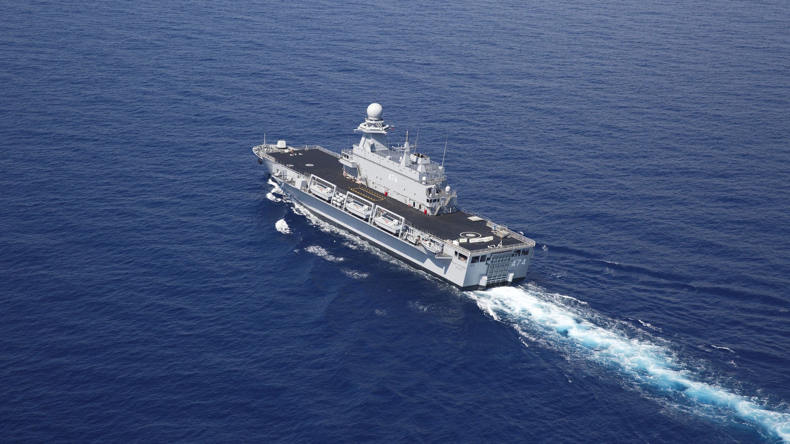 Prodotto - Nave Militare Kalat Beni-Abbes: Vista laterale della nave operativa in navigazione, presenza di eliporto e apparecchiature radar, design funzionale avanzato.