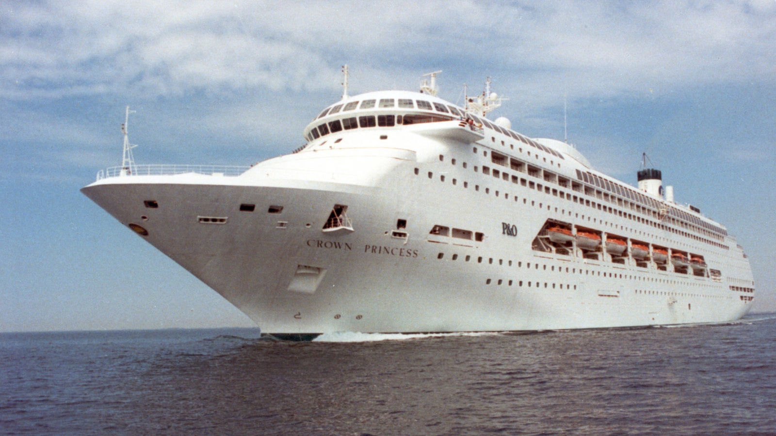 Fincantieri | Gruppo - Business - Prodotti - Navi da Crociera - Crown Princess: Vista laterale della nave Crown Princess operativa in navigazione, scafo bianco slanciato, multipli ponti e scialuppe, nome Crown Princess ben visibile sullo scafo.