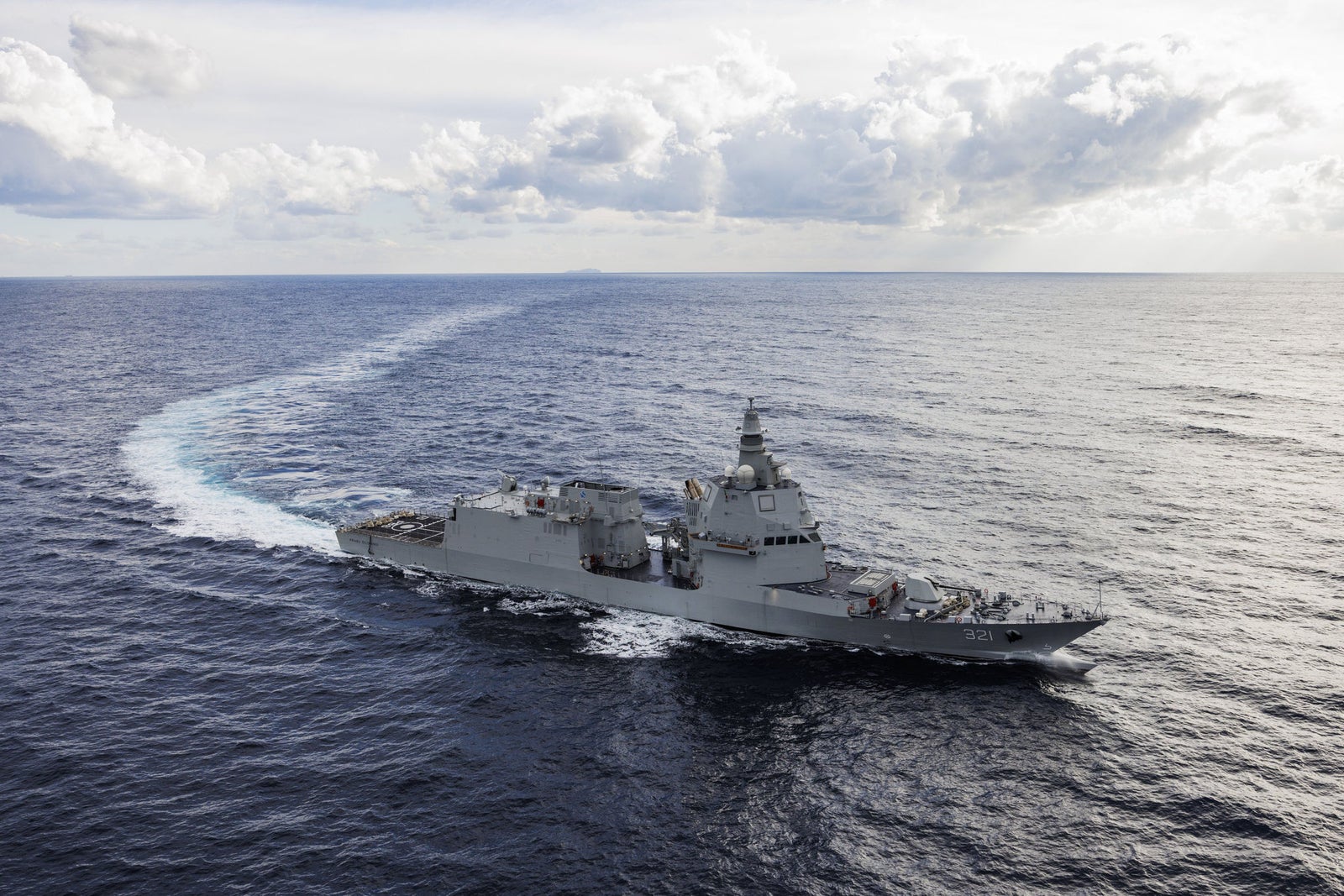  newsroom - press releases - 2025 - fincantieri group: fincantieri delivers the ppa "kri prabu siliwangi-321" to the indonesian navy: nave militare ppa "kri prabu siliwangi-321" in navigazione in mare aperto, scia bianca sull’acqua e cielo nuvoloso.
