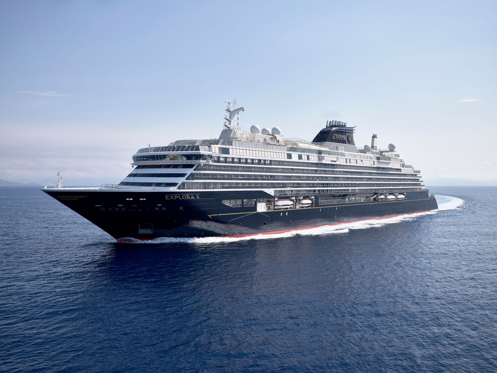 Newsroom - Comunicati stampa - 2025 - Gruppo Fincantieri:   Fincantieri e Guardia di Finanza sottoscrivono un protocollo d’intesa per la legalità: Nave da crociera Fincantieri in navigazione a sinistra su mare calmo, cielo chiaro e luminoso.