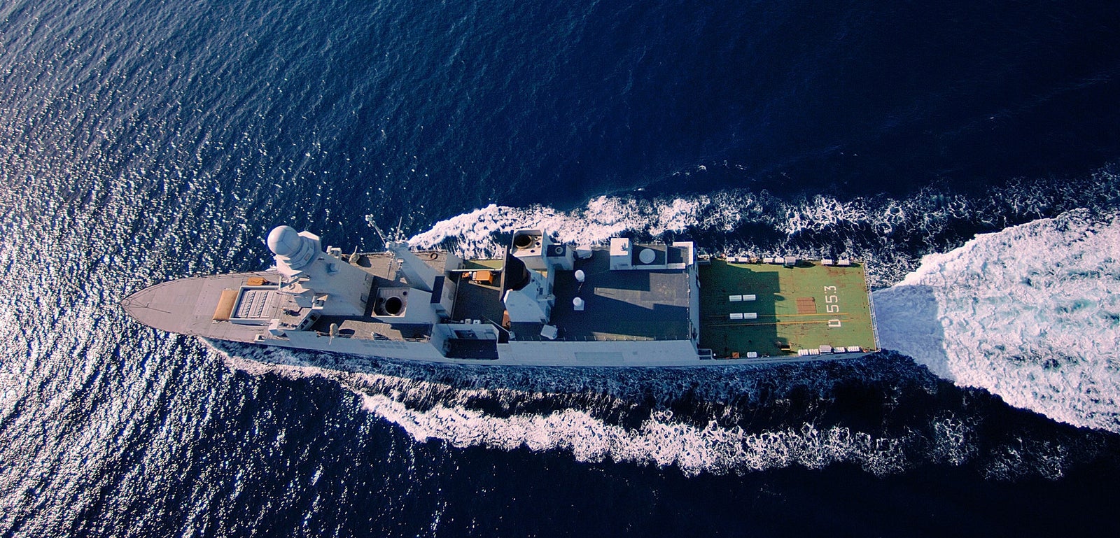  Fincantieri | Gruppo - Business - Prodotti - Navi per la difesa - Cacciatorpediniere - Classe Andrea Doria: Vista aerea della nave operativa in navigazione, eliporto con numero 151 visibile, diverse attrezzature sul ponte.