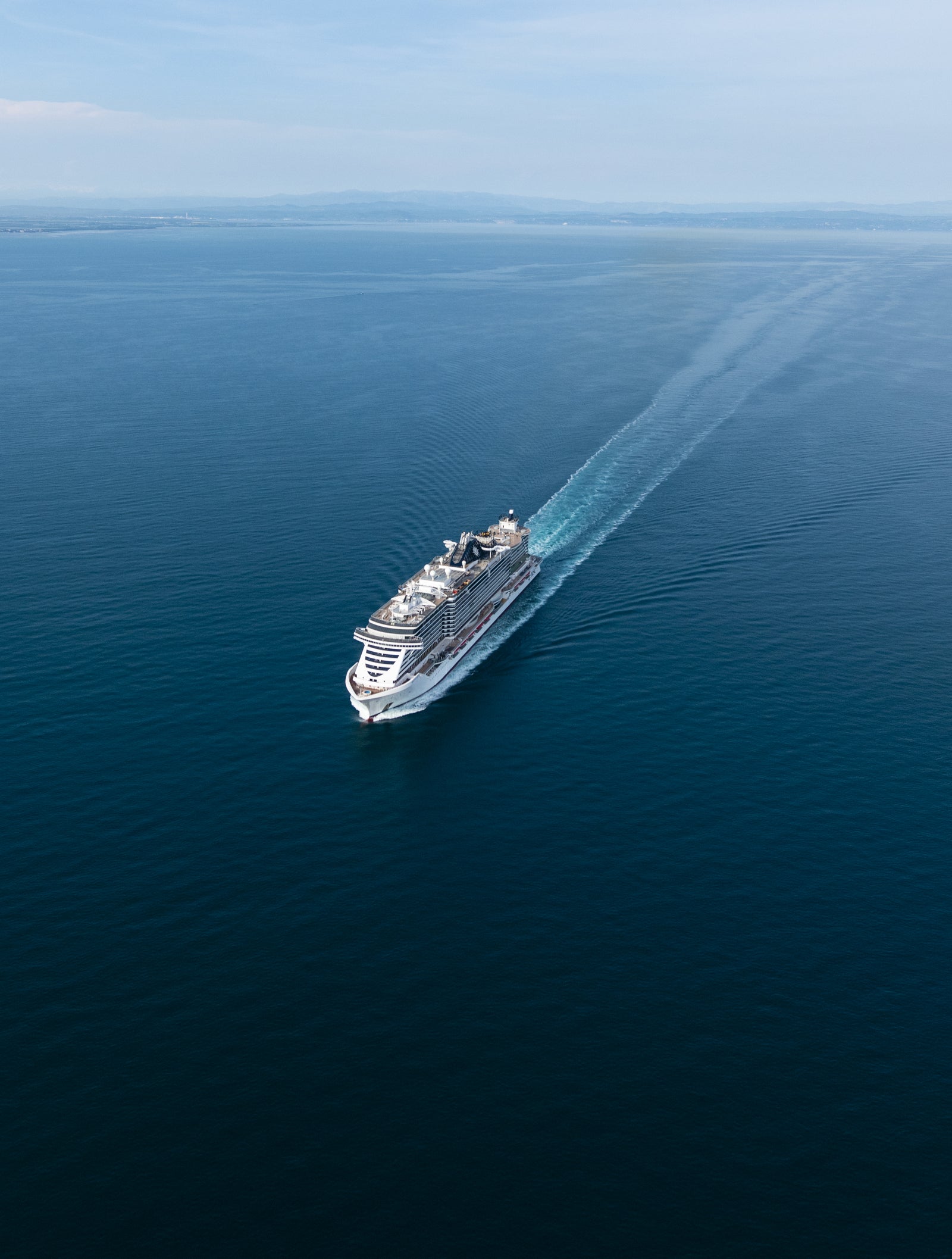  Fincantieri | Gruppo - Business - Prodotti - Navi da Crociera - MSC Seaview: Nave da crociera moderna operativa in navigazione su mare aperto, scia visibile, orizzonte sullo sfondo.