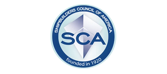 Fincantieri | Gruppo - Sostenibilità - Cultura responsabile - Rating e premi: Emblema circolare con testo Shipbuilders Council of America (SCA), forma geometrica a diamante al centro, anno di fondazione ‘1920’ e palette blu/bianca; tema professionale e nautico.