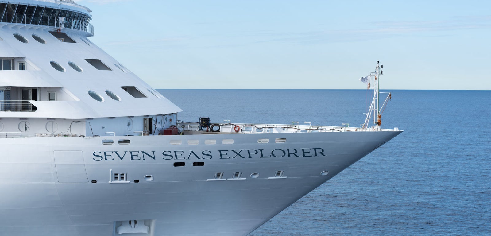 SPGPT (gpt-4.1) Fincantieri | Gruppo - Business - Prodotti - Navi da Crociera - Seven Seas Explorer: Grande nave da crociera moderna operativa con più ponti e balconi visibili, naviga su acque calme sotto cielo limpido, esperienza di viaggio lussuosa con ampie viste sull’oceano e ambiente tranquillo e raffinato.