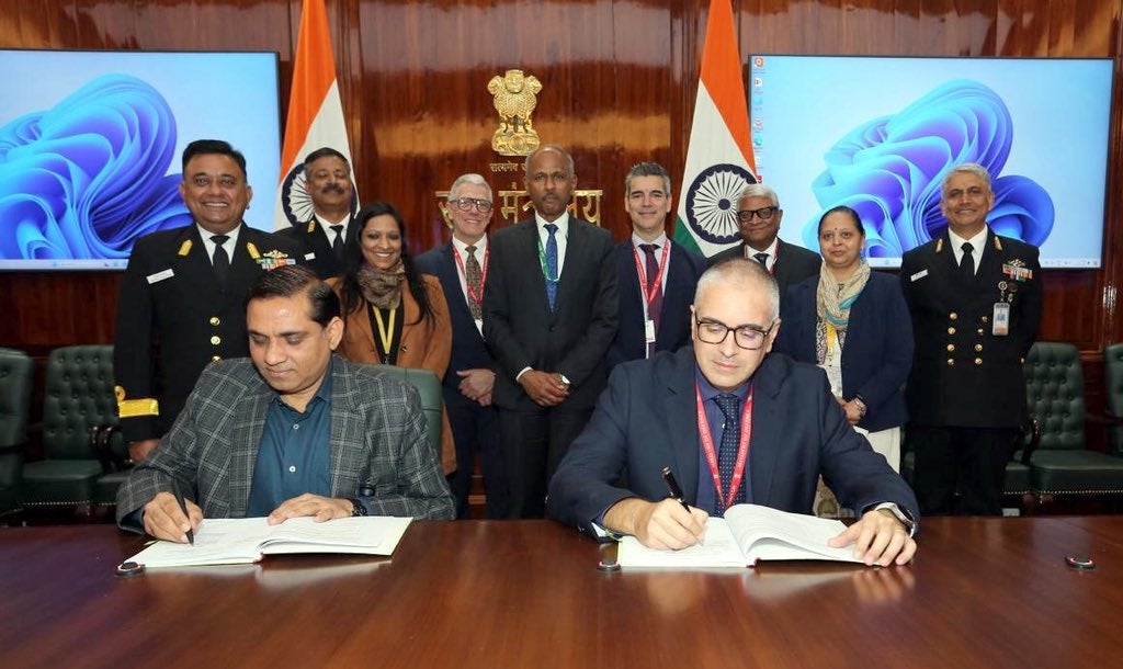 newsroom - press releases - 2025 - fincantieri group: wass secures contract to supply torpedoes to the indian navy: firma del contratto tra delegati wass e marina indiana, gruppi di rappresentanti e ufficiali davanti a bandiere e stemma nazionale.