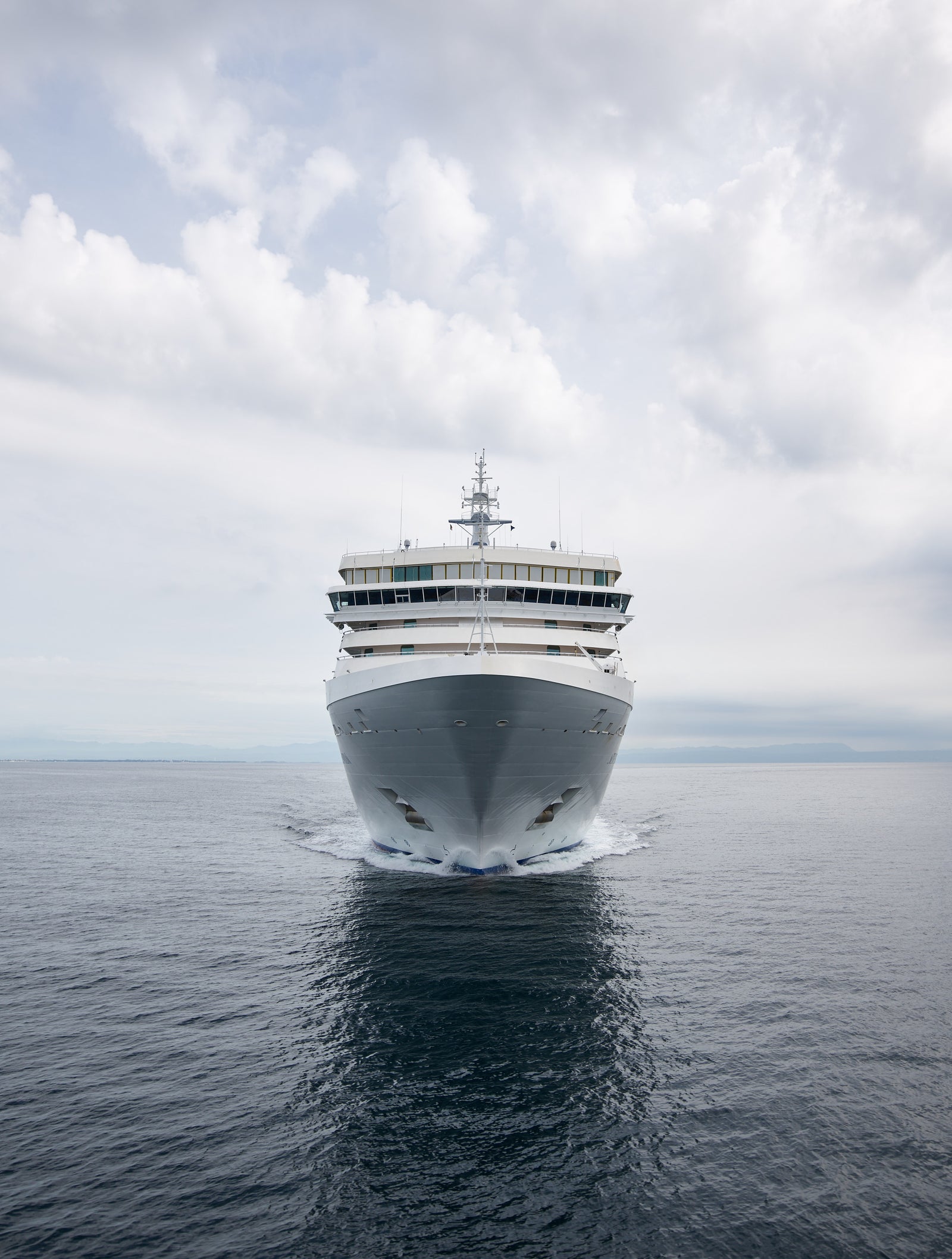  Fincantieri | Gruppo - Business - Prodotti - Navi da Crociera - Silver Moon: Vista frontale della nave Silver Moon operativa in navigazione, design moderno e simmetrico con scafo bianco.
