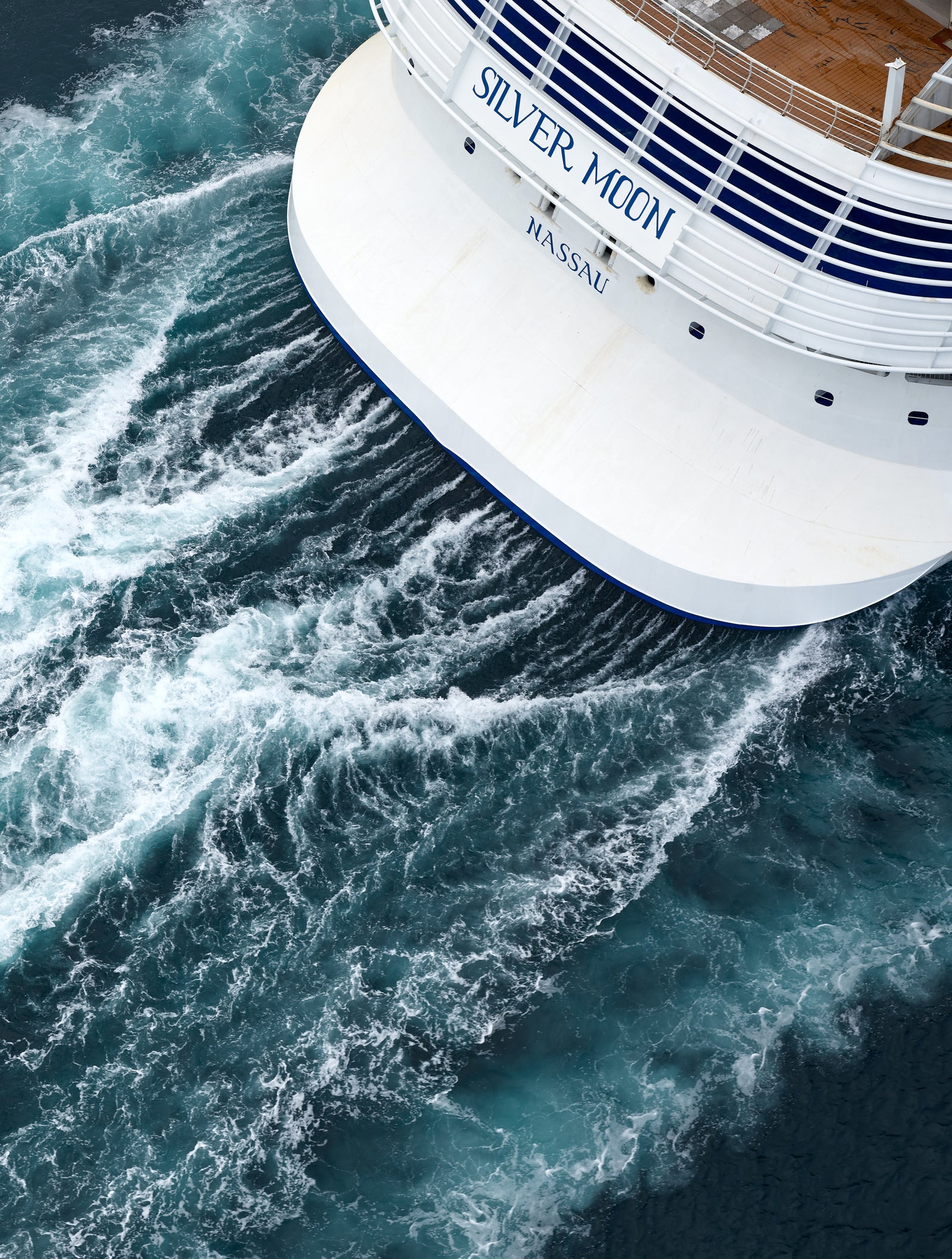 Fincantieri | Gruppo - Business - Prodotti - Navi da Crociera - Silver Moon: Vista di poppa della nave Silver Moon operativa in navigazione, scia bianca visibile e nome identificativo sullo scafo.