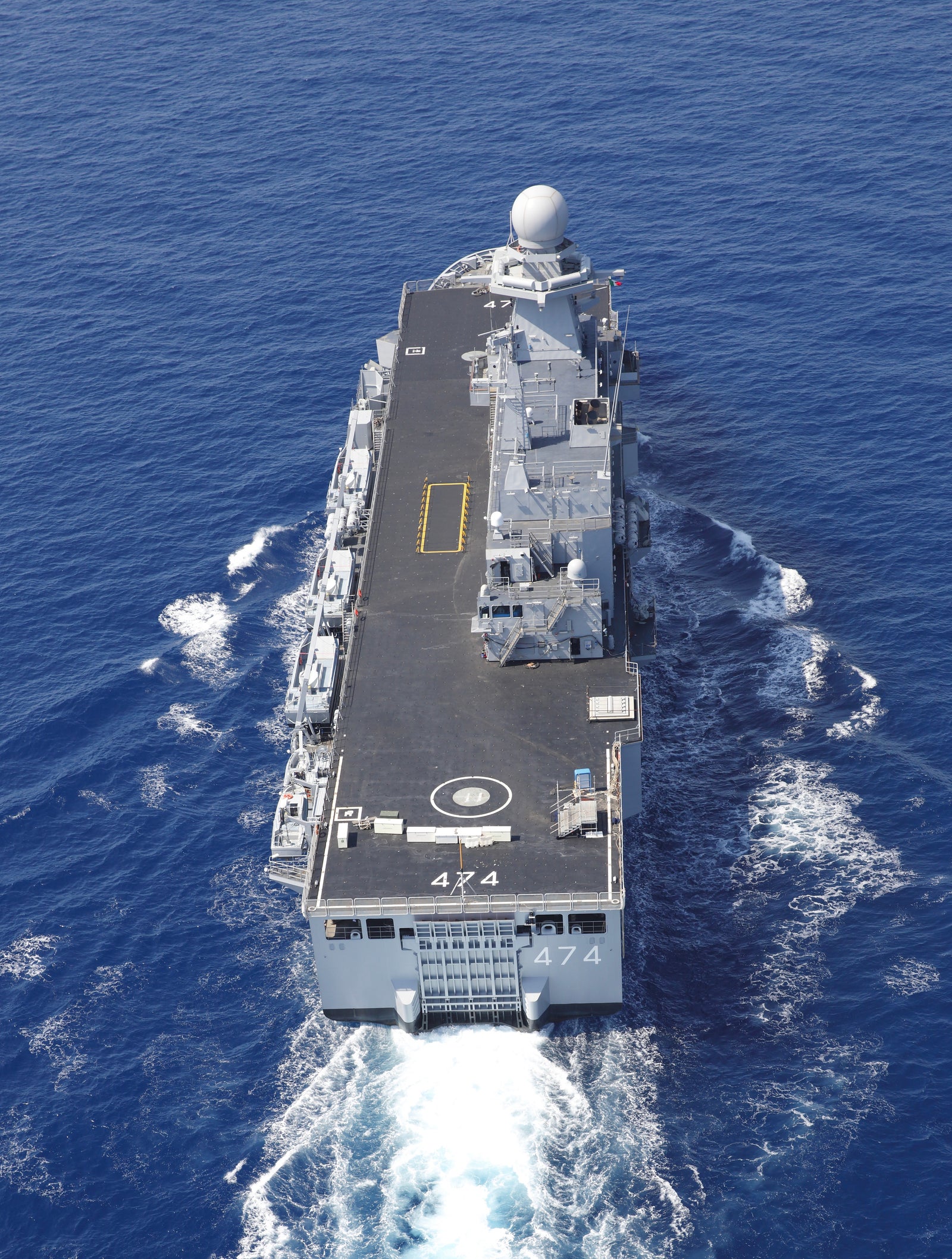 Prodotto - Nave Militare Kalat Beni-Abbes: Vista aerea della nave operativa in navigazione, presenza di eliporto, numero 474 sul ponte, scia bianca evidente.