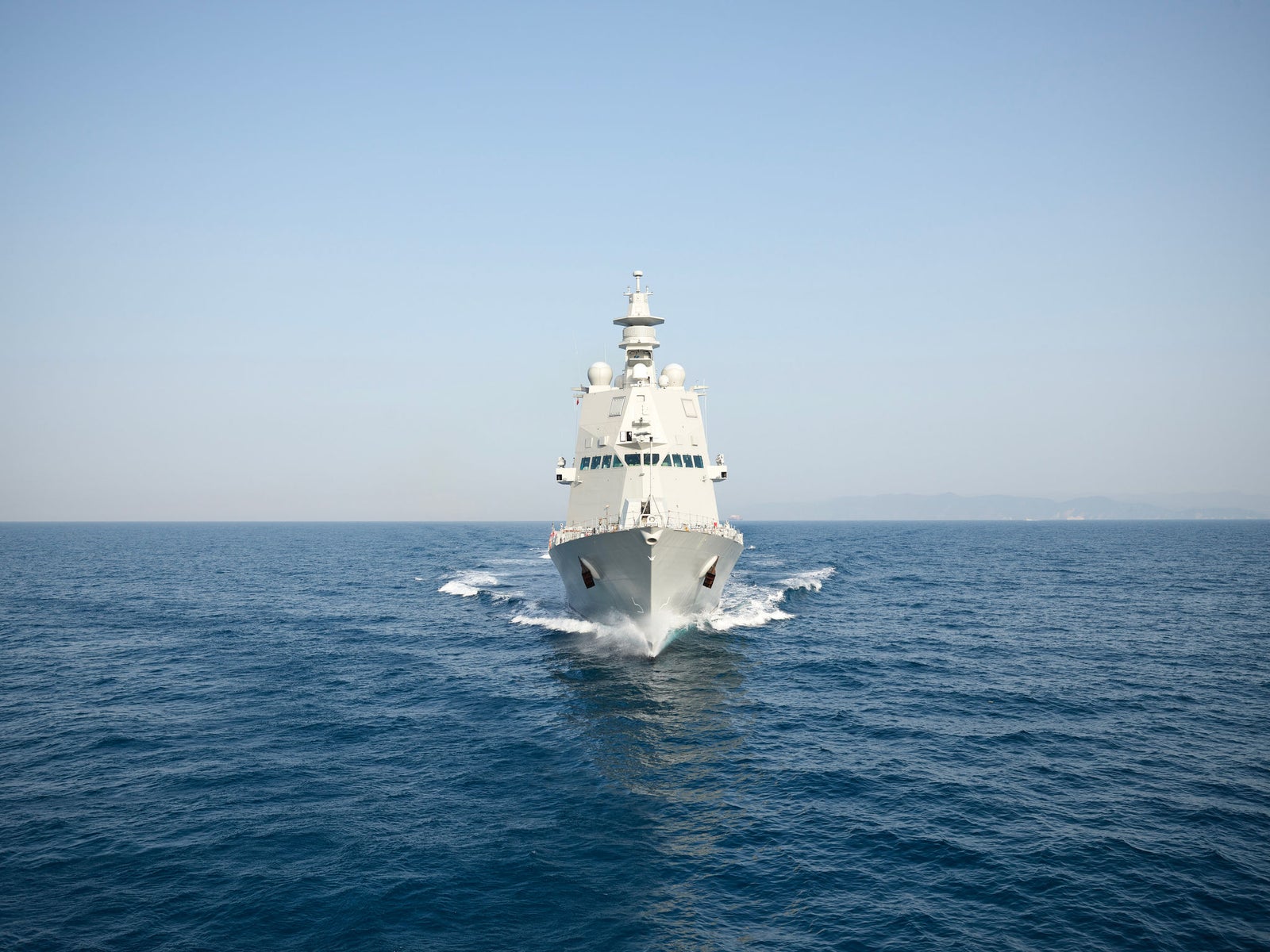 SPGPT (gpt-4.1) Fincantieri | Gruppo - Business - Prodotti - Navi per la difesa - Fregate - Classe Thaon de Revel: Vista laterale della nave operativa in navigazione, design moderno e struttura avanzata ben visibili.