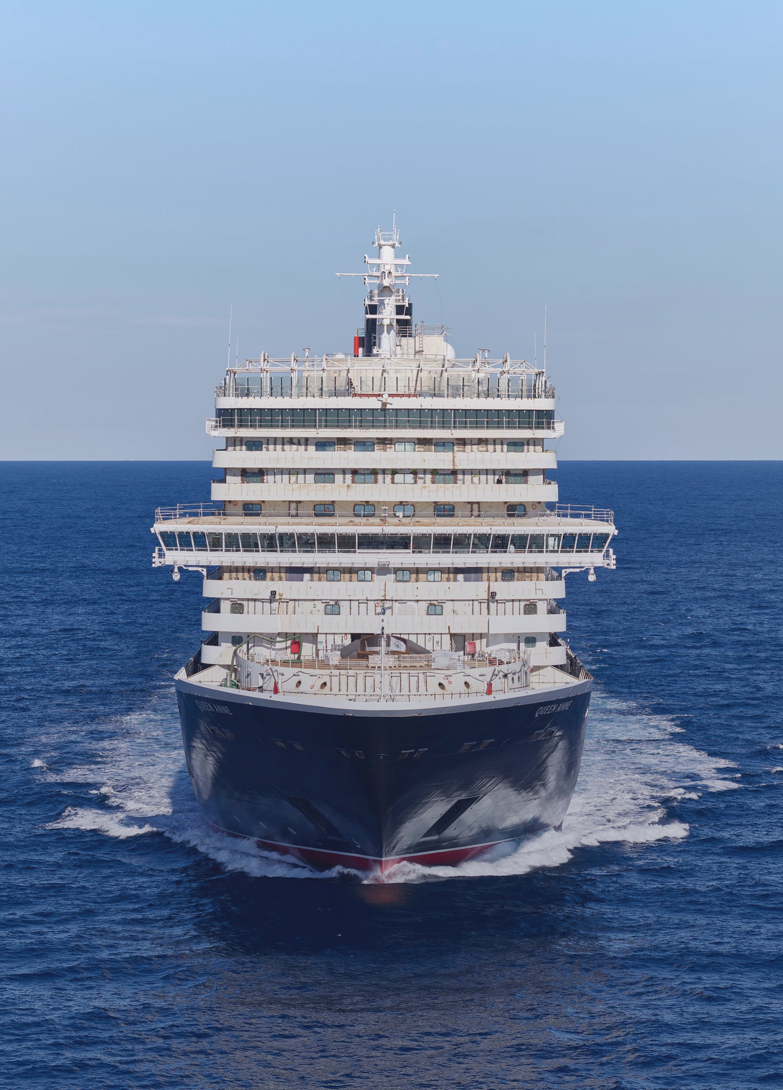 Fincantieri | Gruppo - Sostenibilità - Eccellenza industriale - Cilenti: Nave da crociera di grandi dimensioni operativa in navigazione su acque calme sotto cielo blu sereno, design moderno con più ponti e balconi, atmosfera di tranquillità e avventura, adatta a viaggi di vacanza.