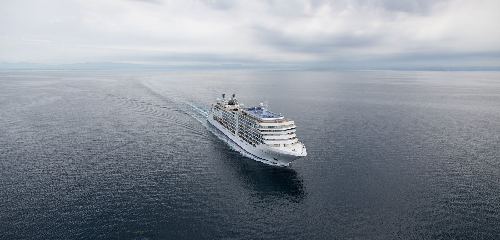 Fincantieri | Gruppo - Business - Prodotti - Navi da Crociera - Silver Moon: Vista della nave Silver Moon operativa in navigazione, scafo bianco con ponti passeggeri multilivello e dettagli architettonici visibili.