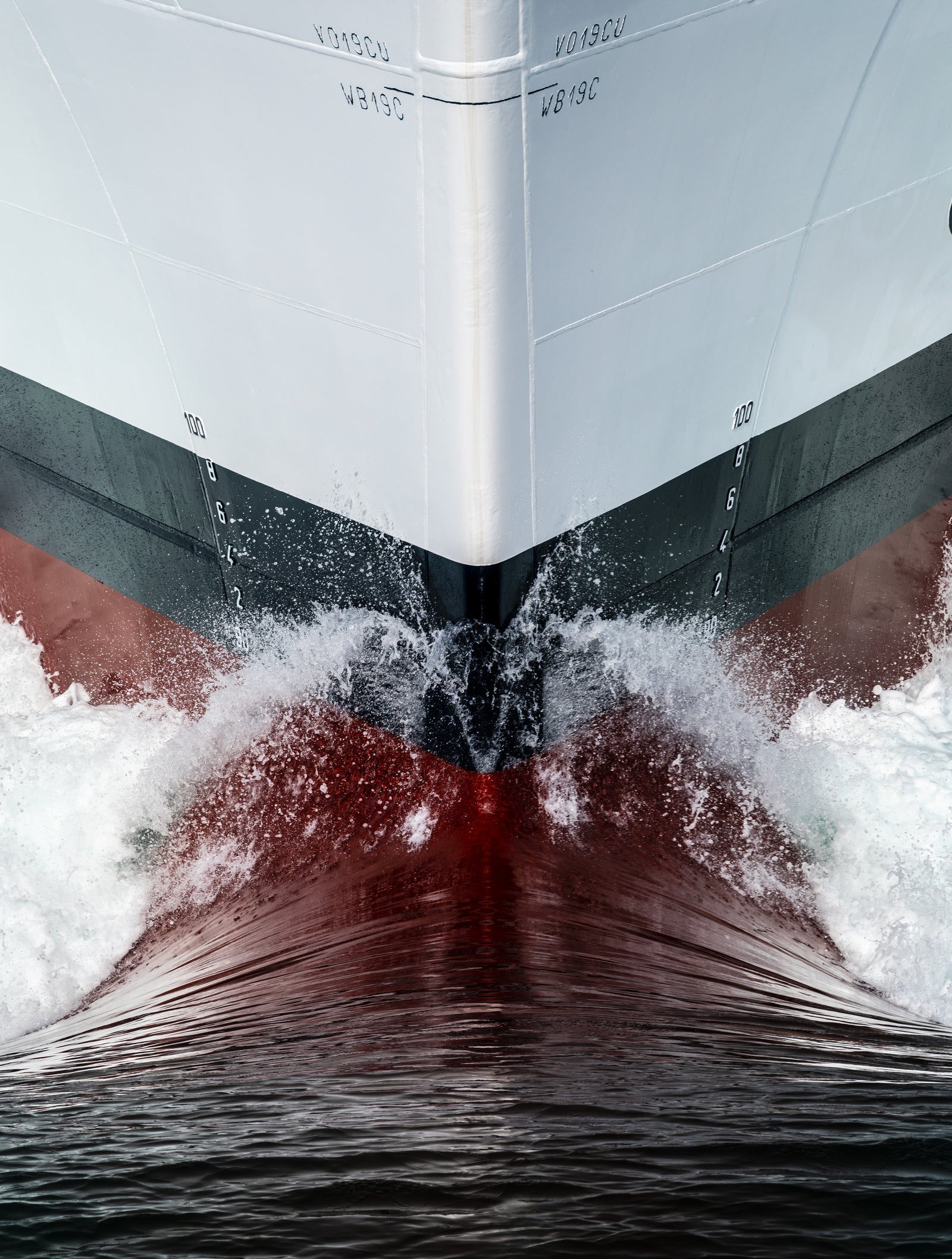 Fincantieri | Gruppo - Business - Prodotti - Navi da Crociera - MSC Seaview: Primo piano della prua della MSC Seaview operativa che fende l’acqua creando spruzzi, scafo bianco e rosso con numero '5' visibile.