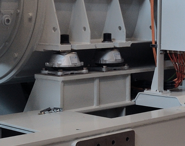 Fincantieri | Gruppo - Innovazione - Smart Manufactoring System - Nuovi materiali: Generatore industriale bianco di grandi dimensioni posizionato sul pavimento in fabbrica, parte di processo produttivo o assemblaggio.