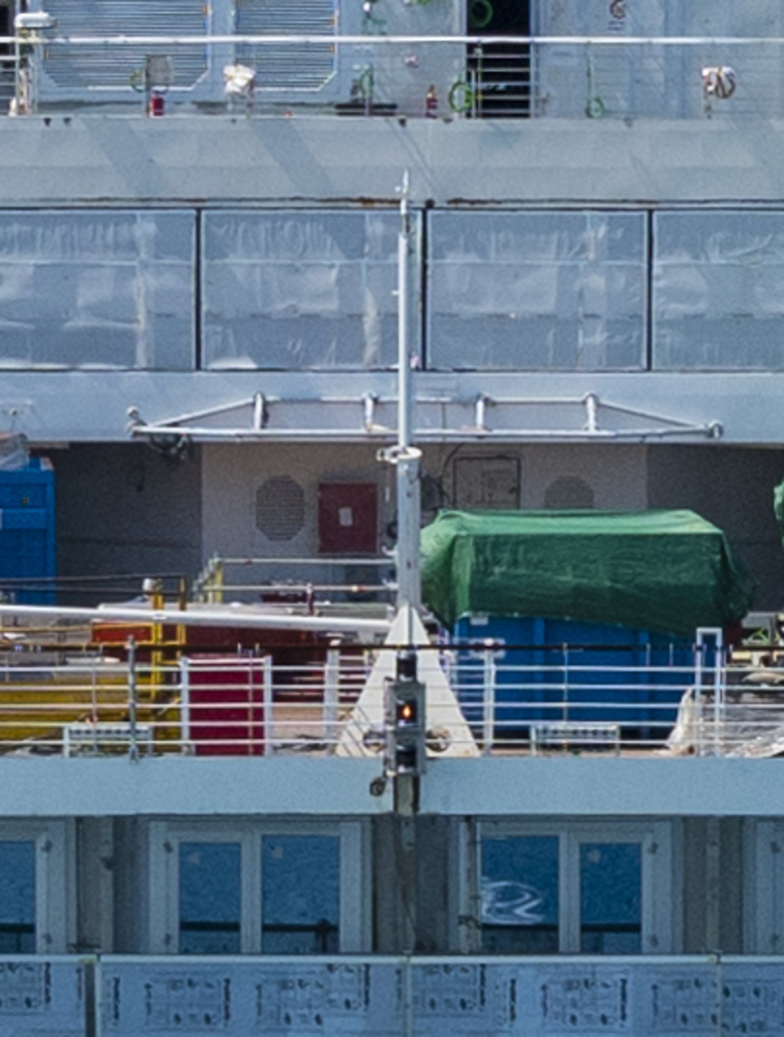Fincantieri | Gruppo - Business - Prodotti - Navi da Crociera - Nieuw Statendam: Grande nave da crociera di lusso operativa in navigazione su mare aperto sotto cielo azzurro limpido, più ponti con spazi esterni per seduta e aree ricreative visibili.