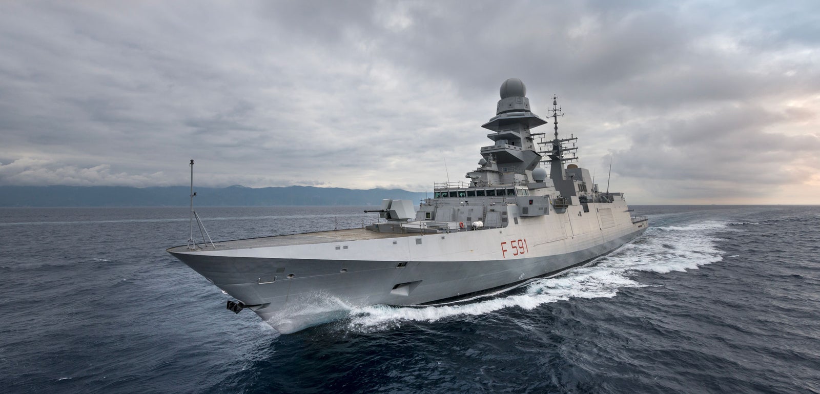 Fincantieri | Gruppo - Business - Prodotti - Navi per la difesa - Fregate - Classe Bergamini: Vista laterale della nave operativa in navigazione, numero F591 visibile, sistemi radar avanzati, design moderno.