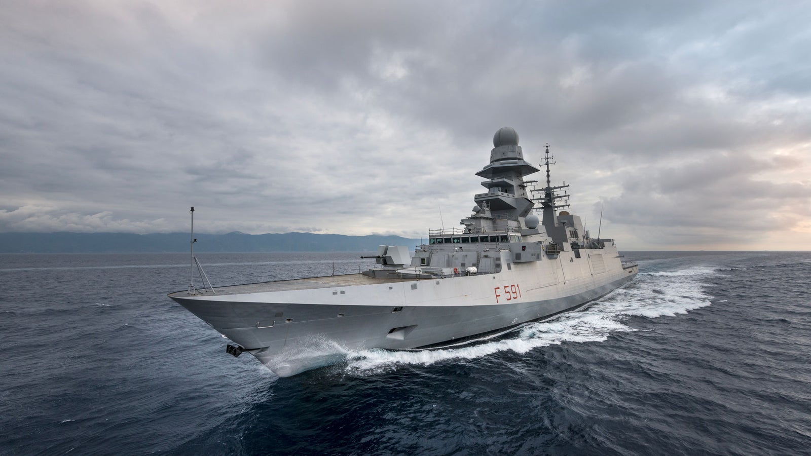 Fincantieri | Gruppo - Business - Prodotti - Navi per la difesa - Fregate - Classe Bergamini: Vista laterale della nave operativa in navigazione, numero F591 visibile, sistemi radar avanzati, design moderno.
