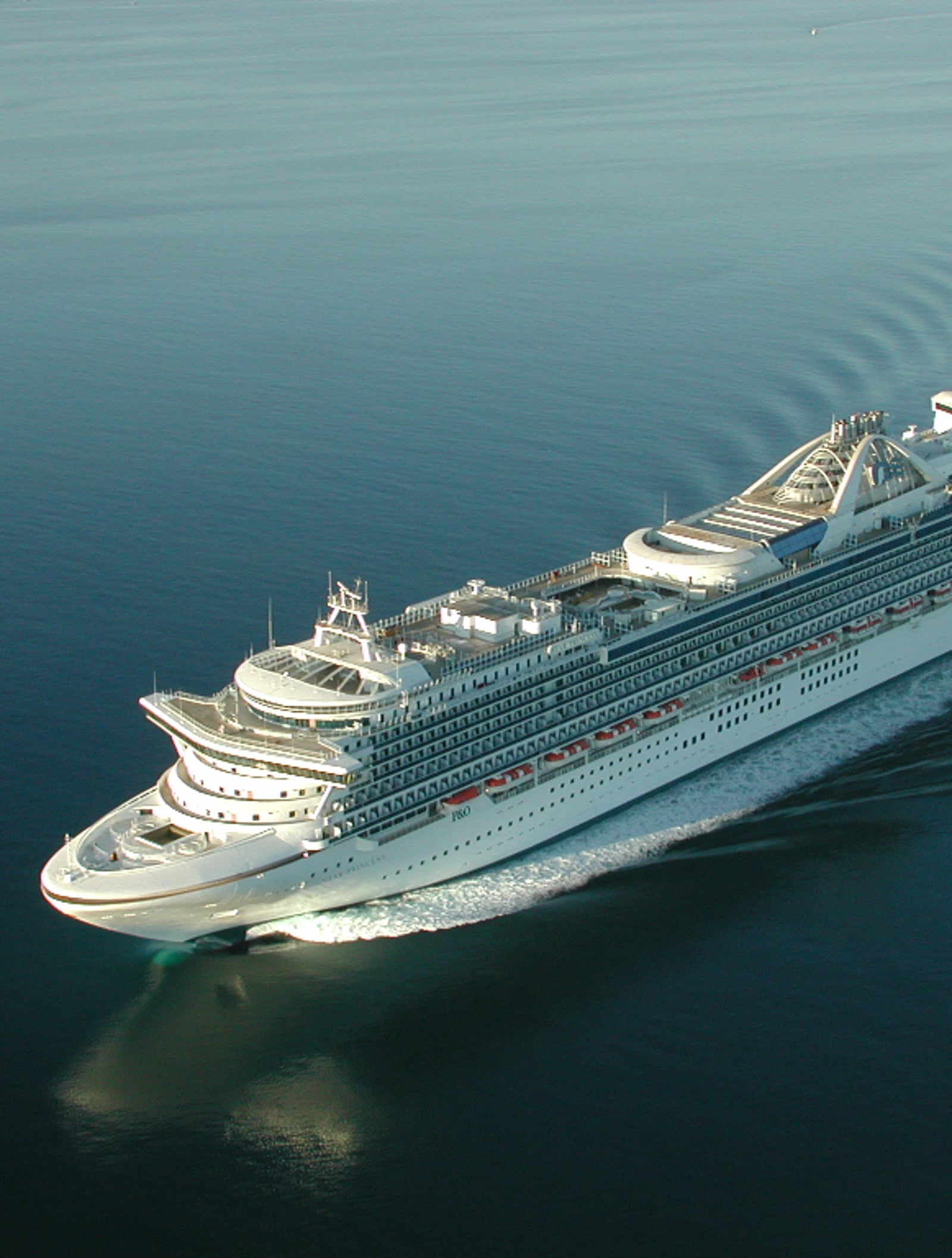 Fincantieri | Group - Business - Products - Cruise Ships - Star Princess: Side view of Star Princess cruise ship in operation, multiple decks and visible amenities, design focused on luxury and leisure.