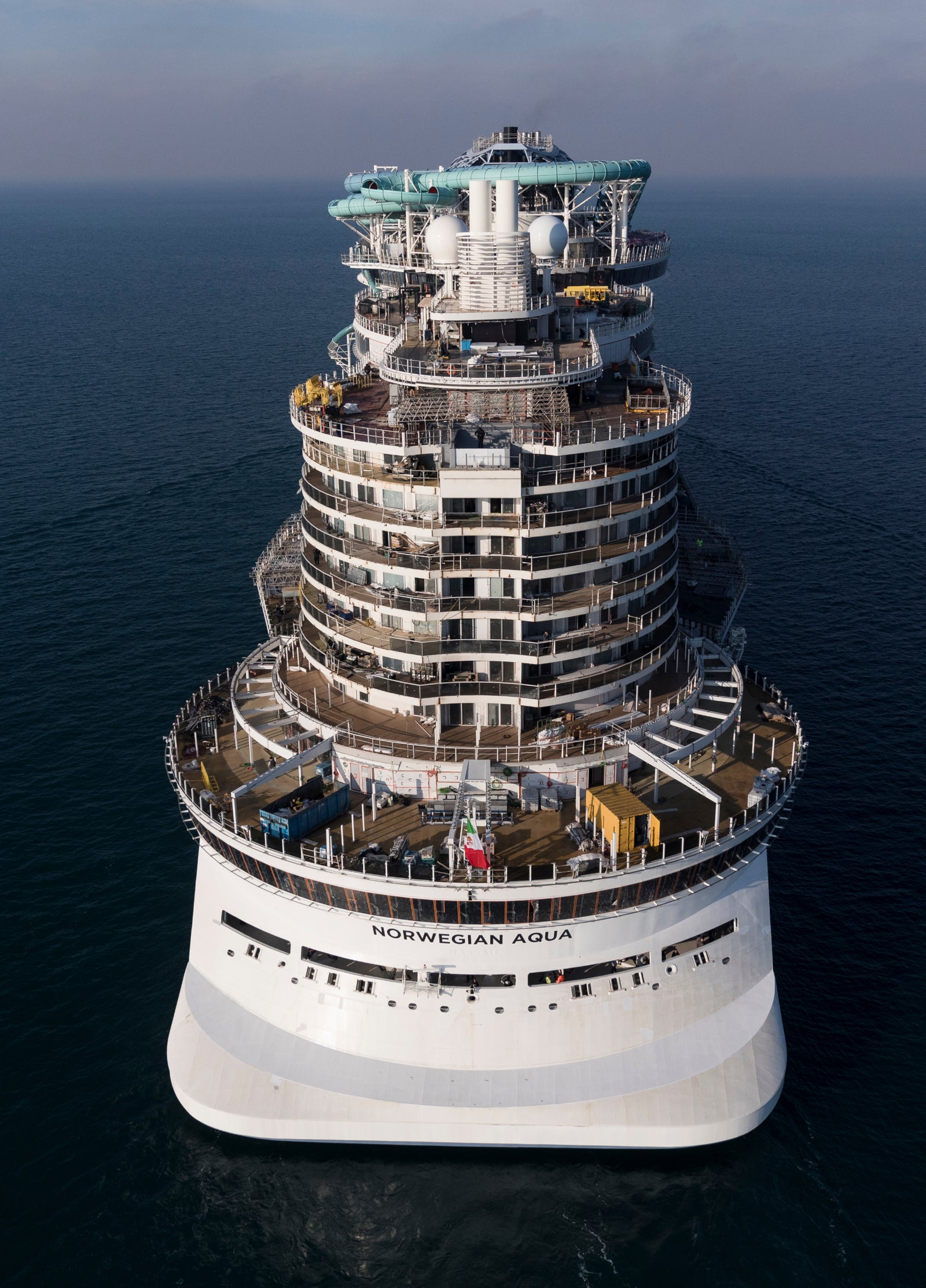 Fincantieri | Eccellenza industriale - Sostenibilità - Nave da Crociera Norwegian Aqua: Nave operativa in navigazione, più ponti con piscine e aree ricreative, nome ‘Norwegian Aqua’ visibile sullo scafo.