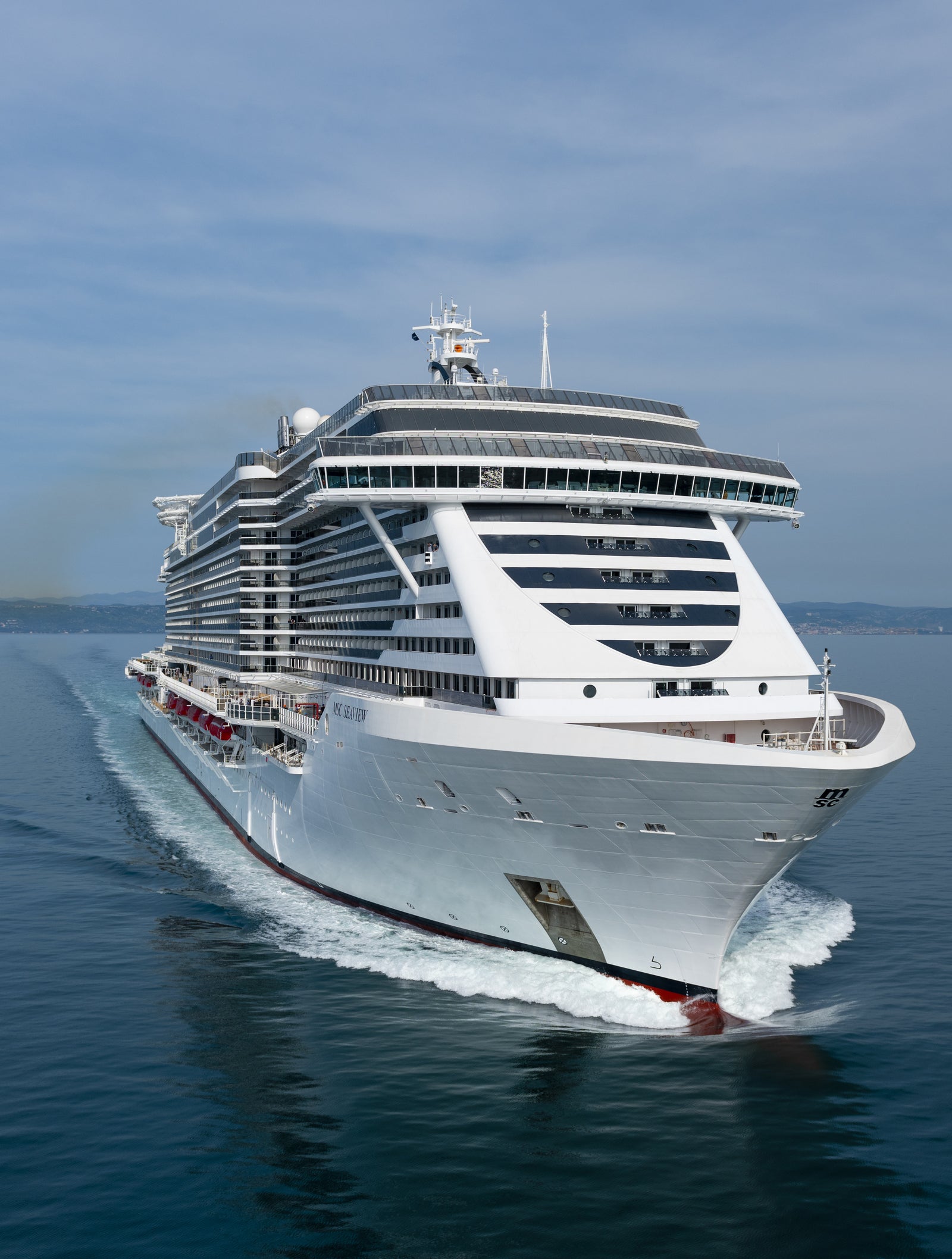  Fincantieri | Gruppo - Business - Prodotti - Navi da Crociera - MSC Seaview: Nave da crociera moderna operativa in navigazione, scafo con design architettonico lineare e ponti passeggeri multipli.