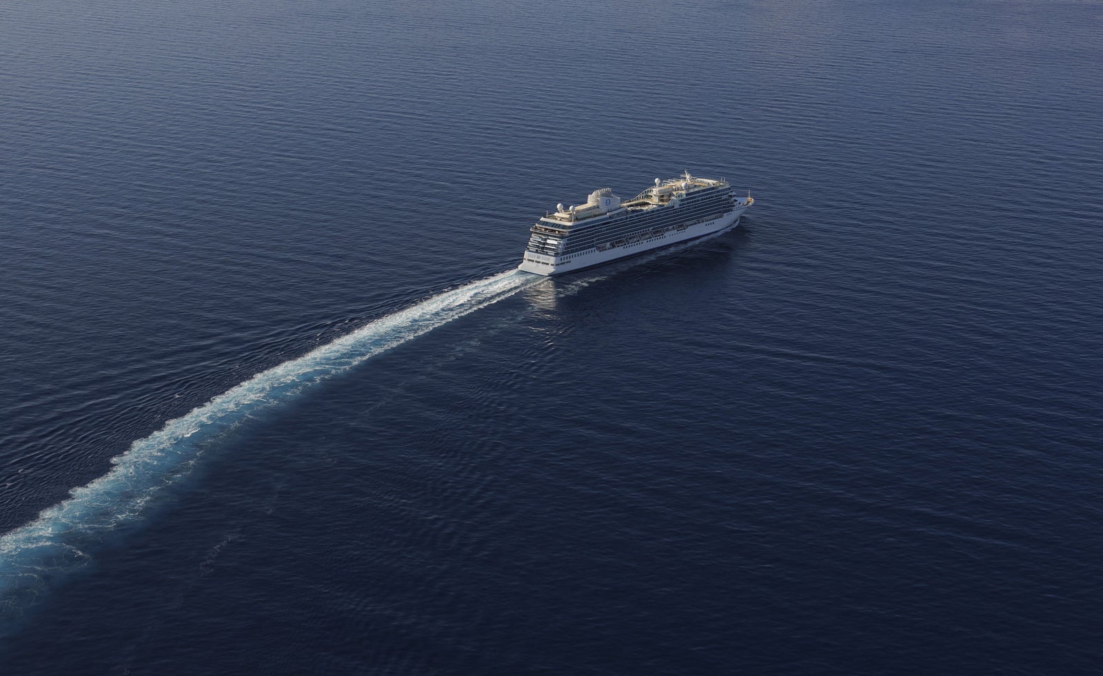Financial Area – Investor Relations: Side view of a large modern cruise ship sailing on deep waters, with overlaid financial data (€2.376 million, €154 million, €57.6 billion), highlighted text “The Value of Fincantieri,” focus on results and value in the shipbuilding sector.